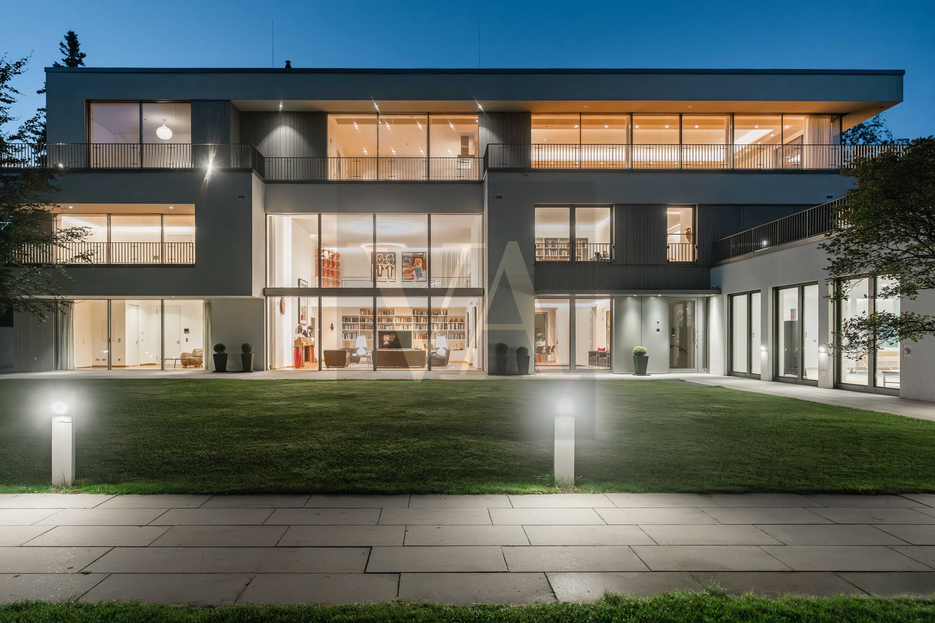 Spacious Penthouse Unit in the midst of Nature in Berlin's Exclusive Location 7 - Image 2