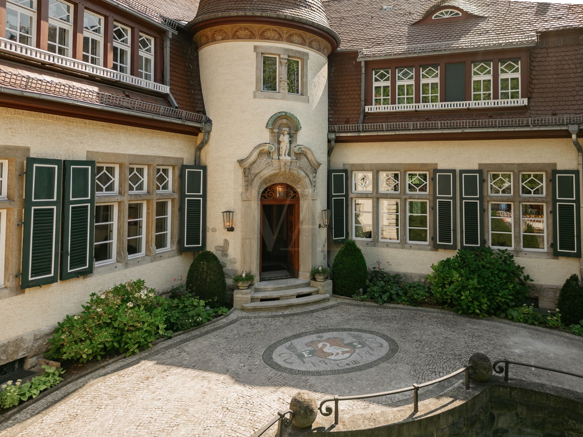 Villa Stauss Historic Presidential Villa with 3,800 sqm Park Garden in Berlin-Dahlem - Image 3