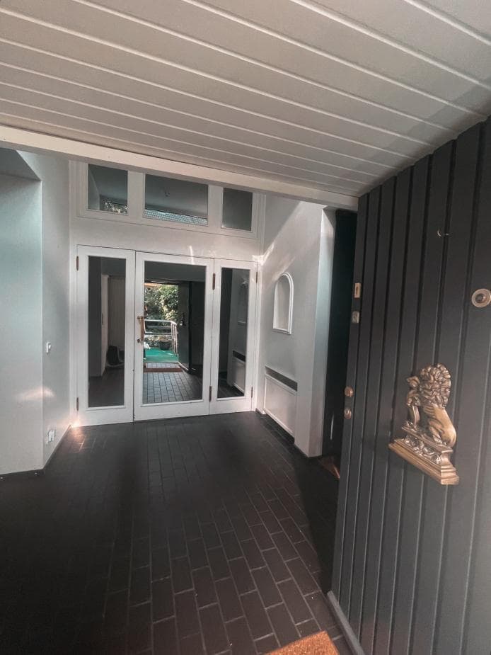 Villa with Exceptional Potential – Exclusive Property with Redevelopment Opportunity - Image 9