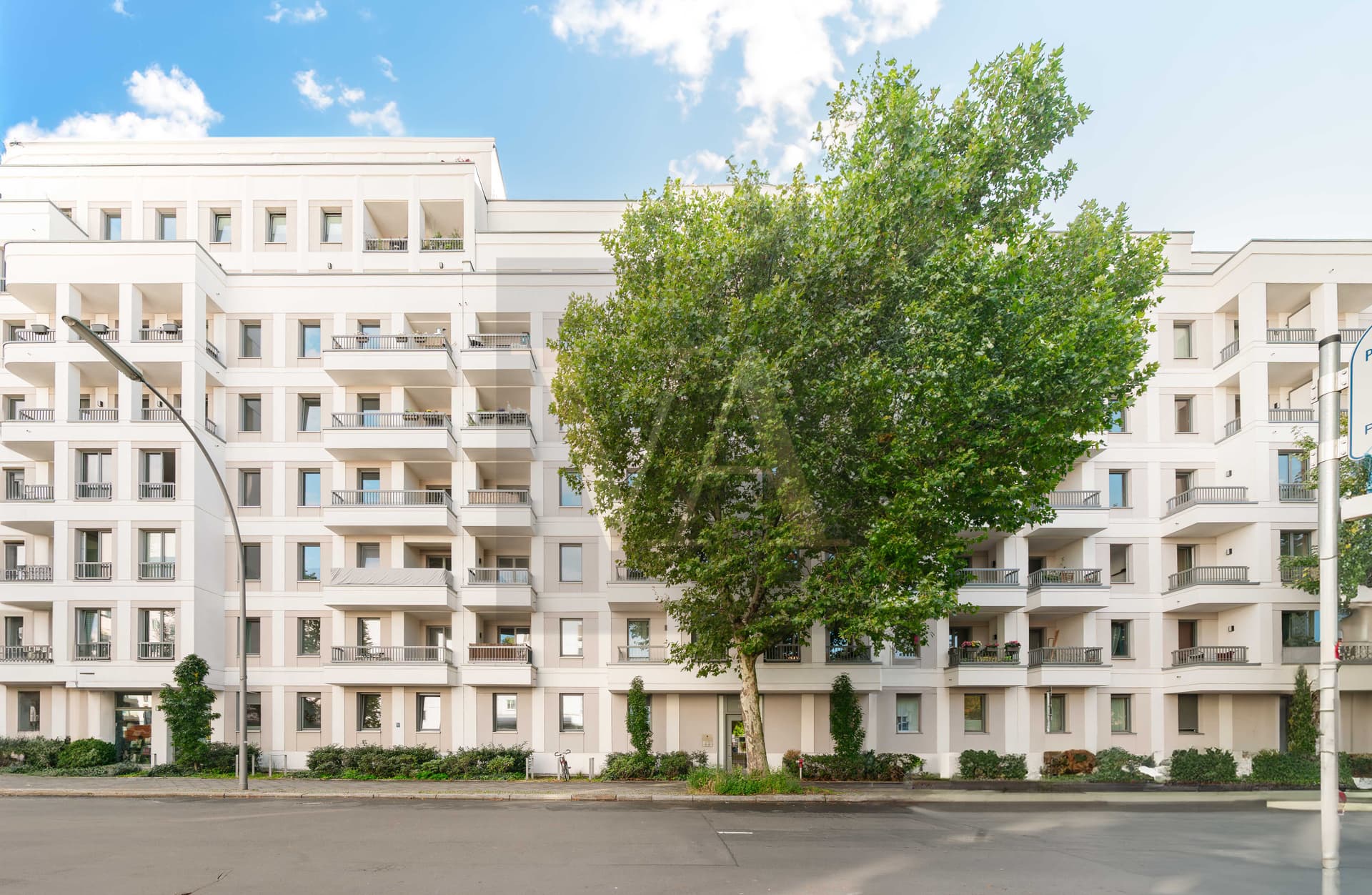 Exclusive Living in the Heart of Berlin – Bright 2-Room City Apartment with Balcony - Image 1