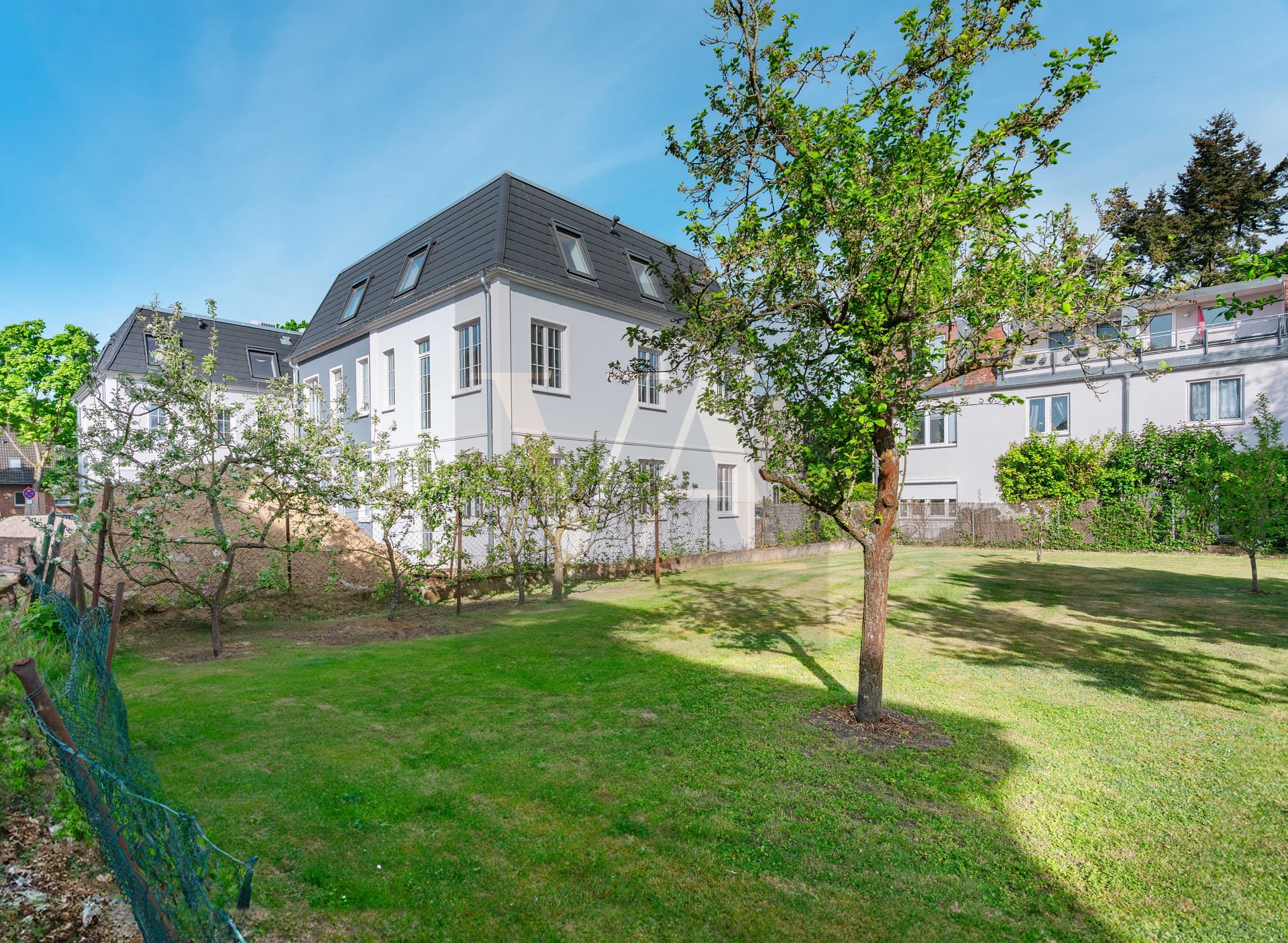 Modern Semi-Detached Villas with Private Gardens in a Tranquil, Green Setting