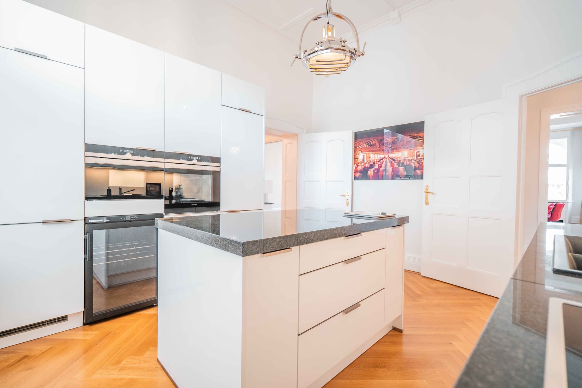 Spacious Investment Property in a Landmark-Protected Historic Building - Image 3