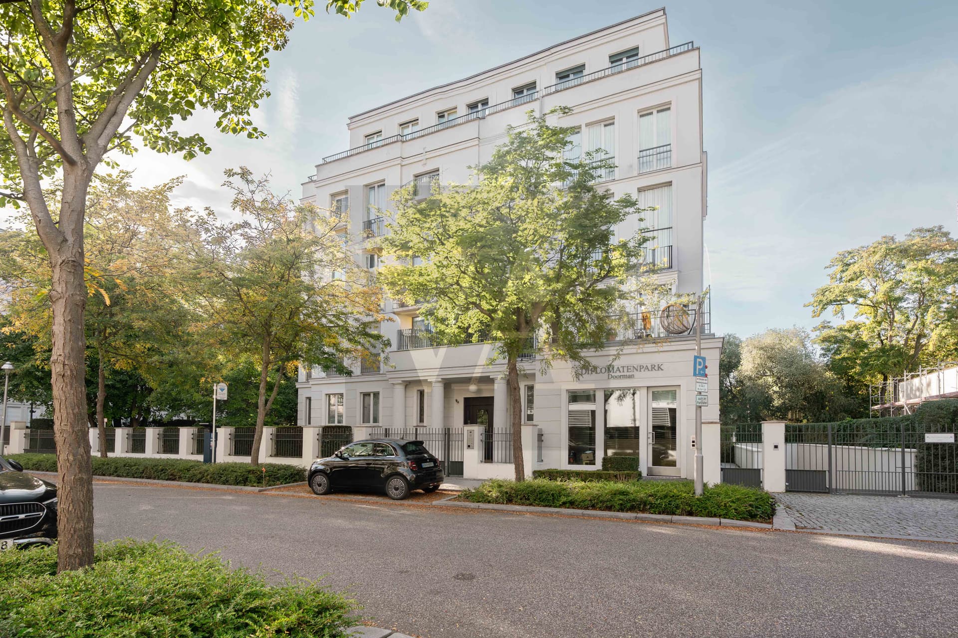 Diplomatenpark Berlin | Residence with South-Facing Balcony & 24/7 Concierge - Bild 2