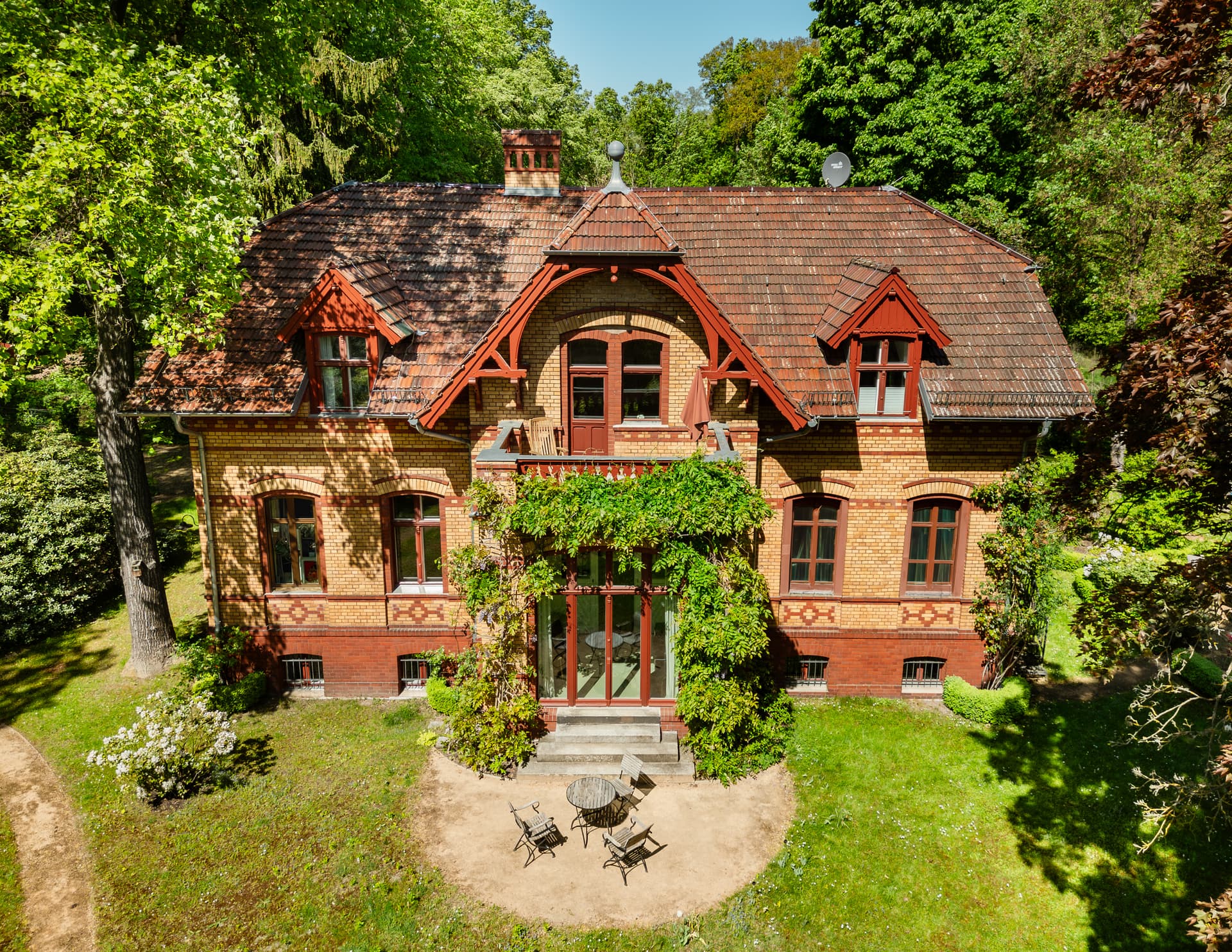 Historic Luxury Villa near Lake Sacrow with 2,900 m² Private Park Garden