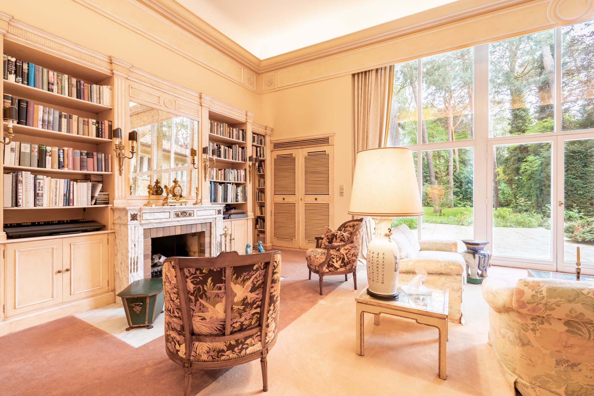 Historic Villa with 10 Rooms, 190 sqm of Terraces & 2,670 sqm Park Estate in Berlin-Dahlem - Image 3