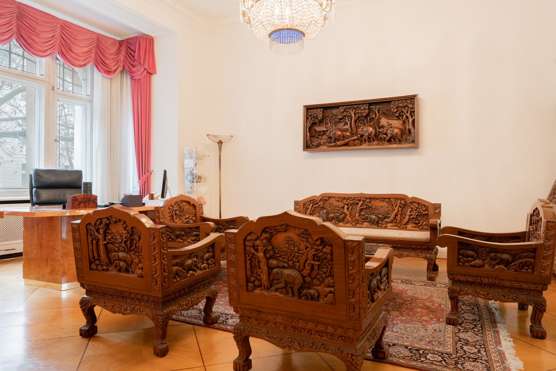 Spacious Historic Altbau Apartment with 7 Rooms in a Prime Berlin-Charlottenburg Location - Image 2