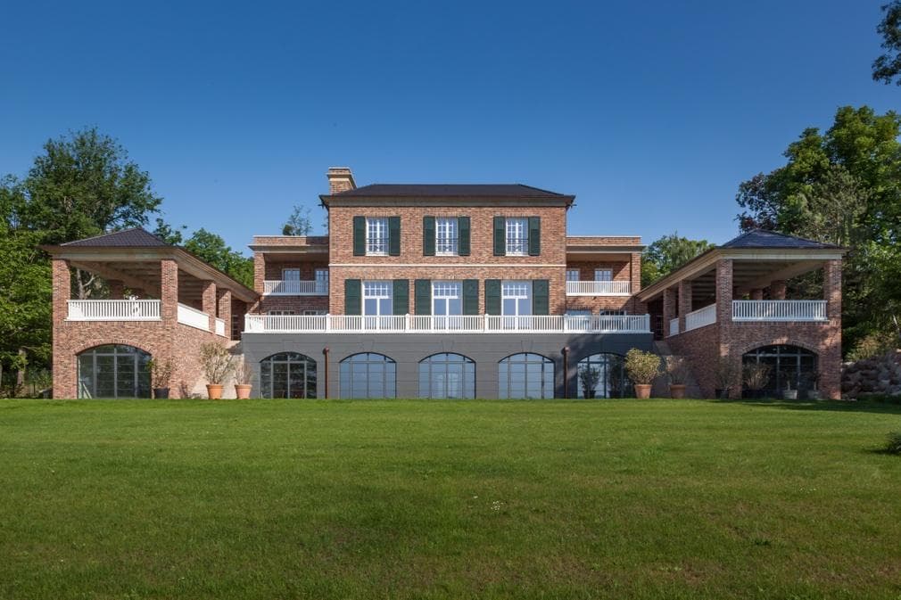 "Villa Imchenallee – Exklusives Anwesen am Wasser mit Wellness- und Gästehaus" - Image 3