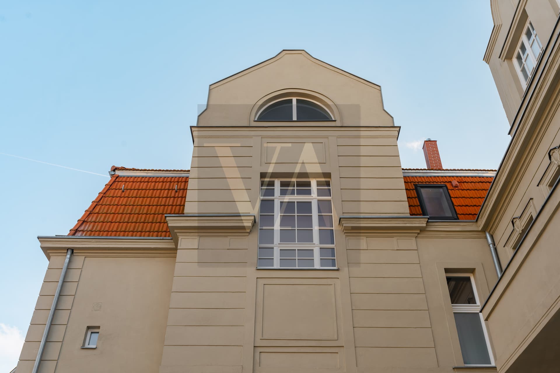 Modern & Elegant Townhouse with Private Garden & Open Bulthaup Kitchen