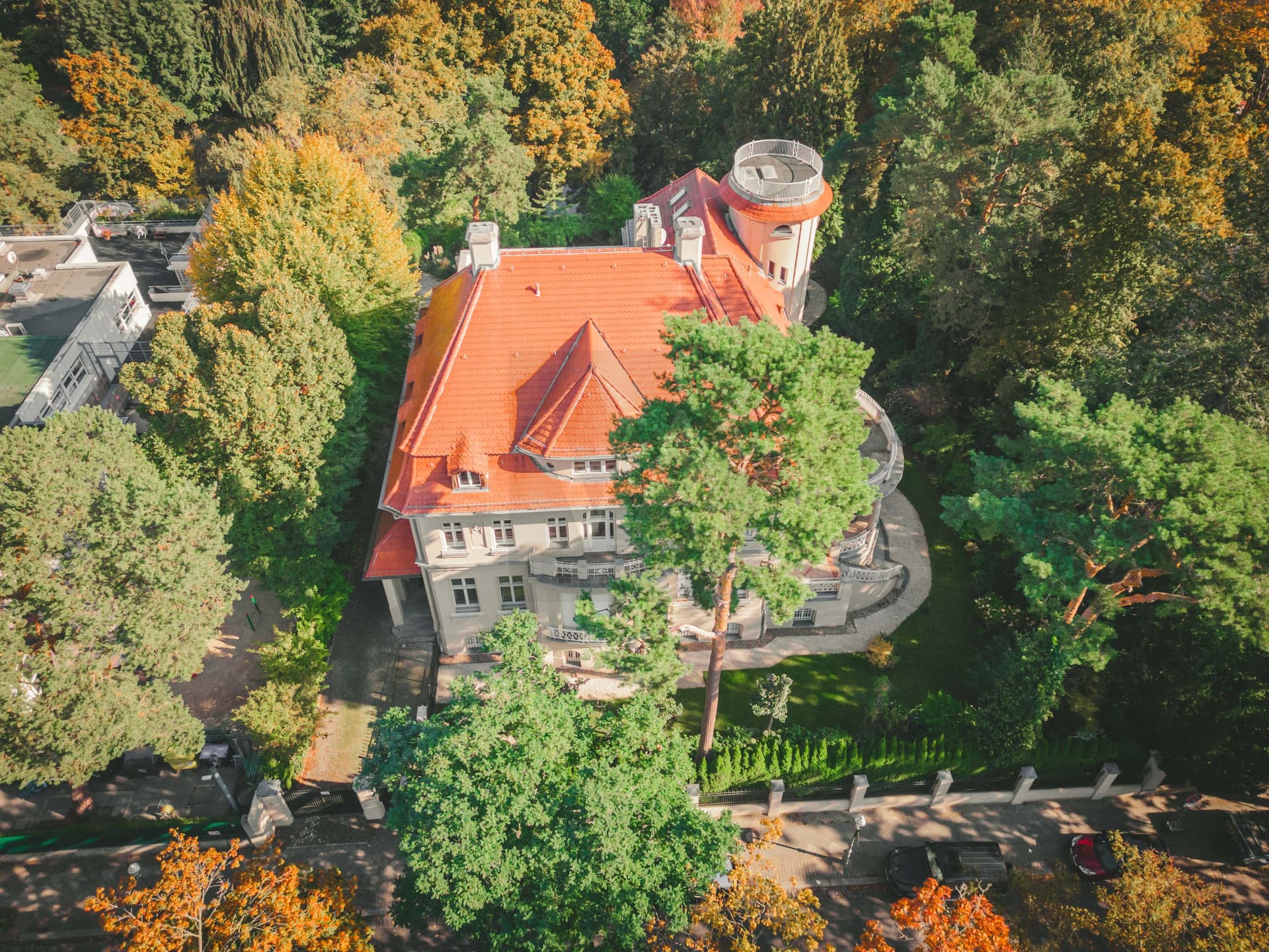 Monumental Art Nouveau Estate on a Prestigious Lakefront Plot in Berlin-Grunewald - Image 2