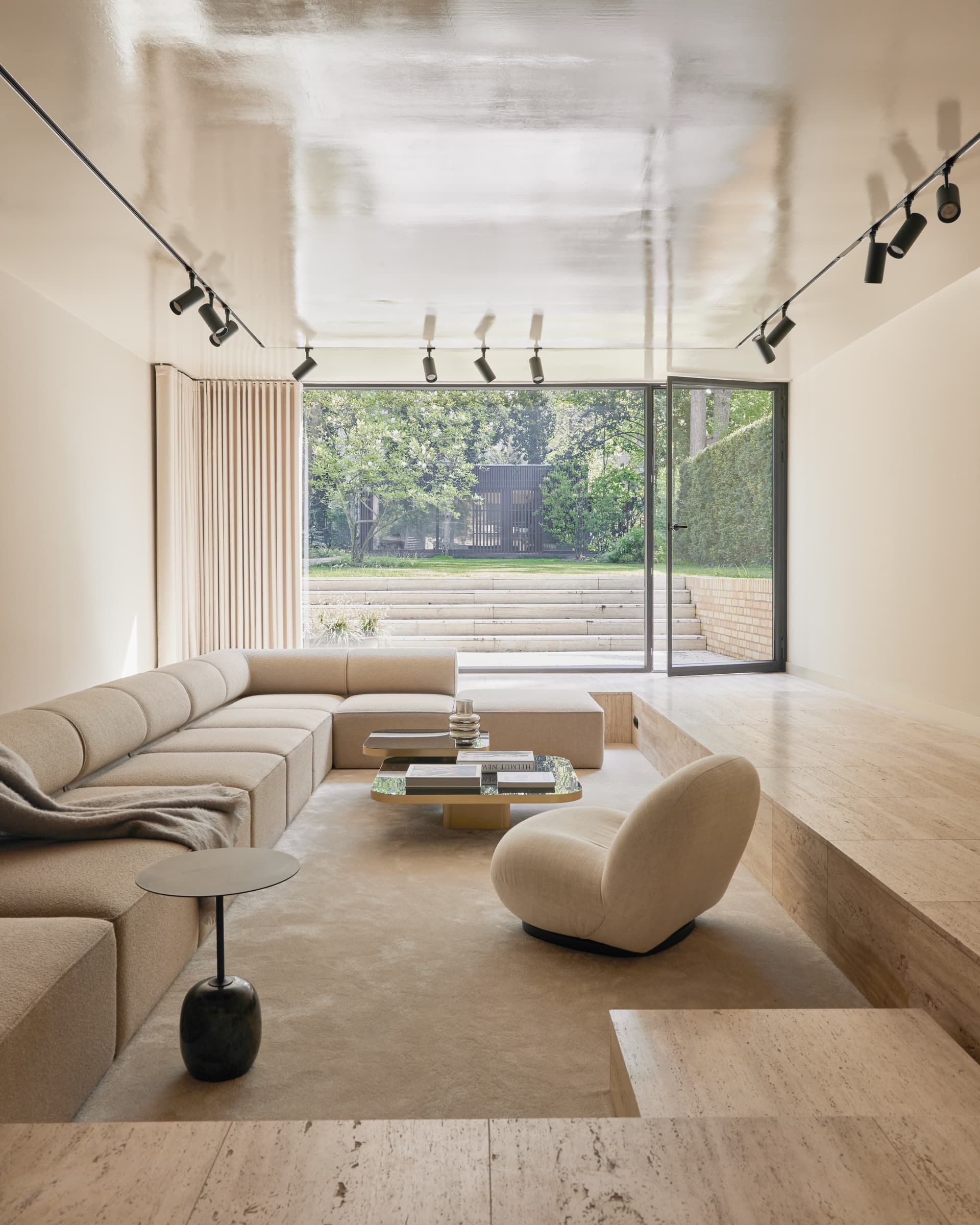 Luxury Villa in Berlin West End with Suite,Terraces and Lounge - Image 2
