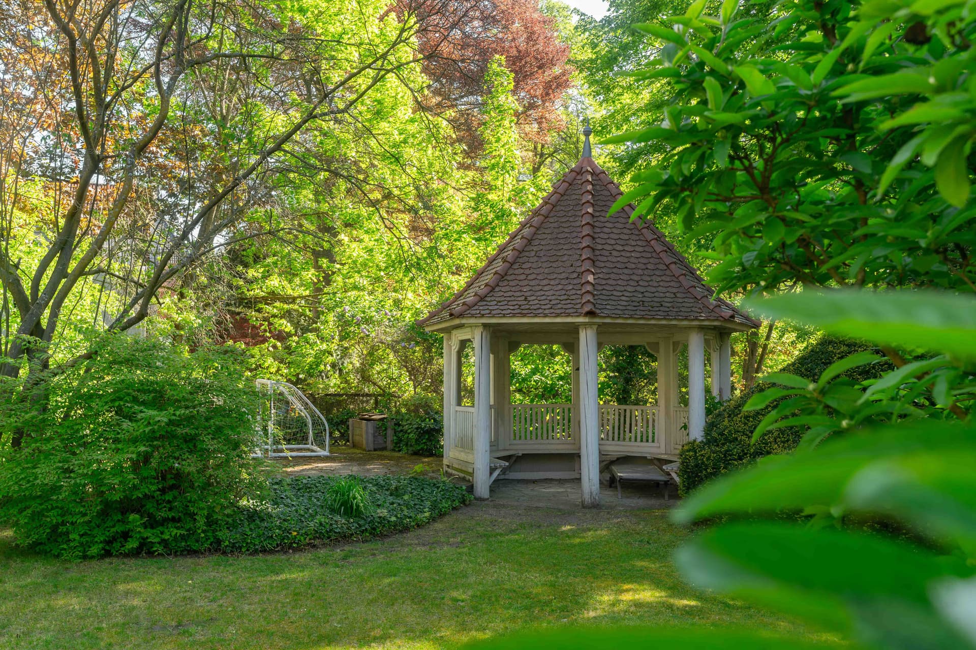 Villa Waltharistraße – Family Residence with Expansive Garden in Berlin-Wannsee’s Green Paradise - Image 2