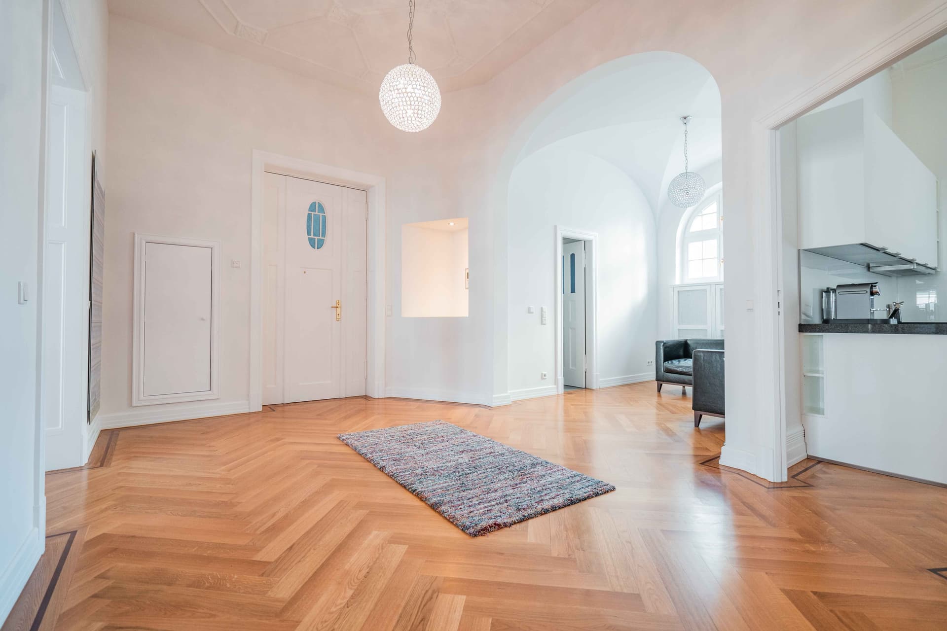 Spacious Investment Property in a Landmark-Protected Historic Building - Image 2