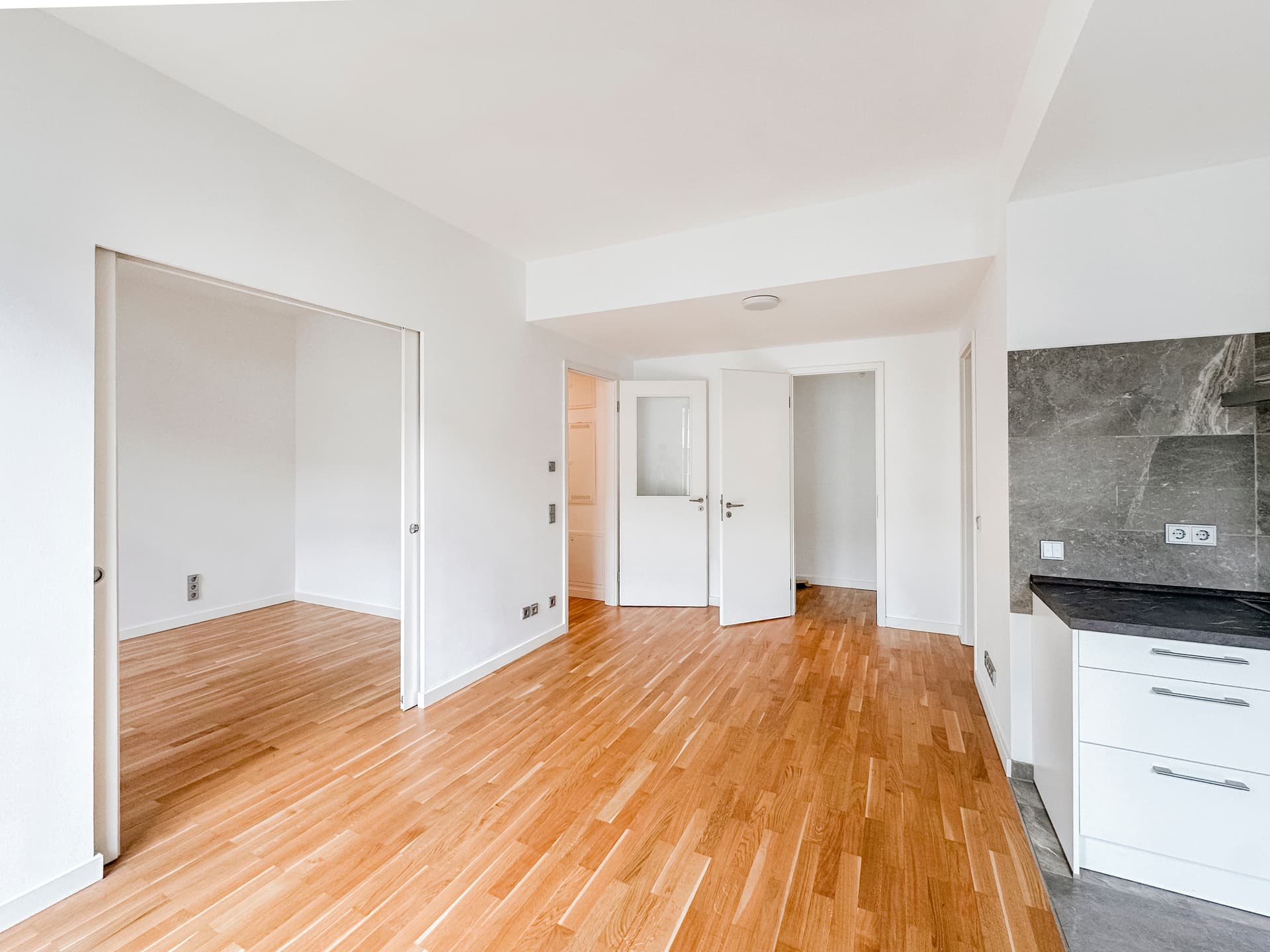 Charming 2-Room Apartment in Berlin-Charlottenburg – Perfect Layout & Prime Central Location - Image 3