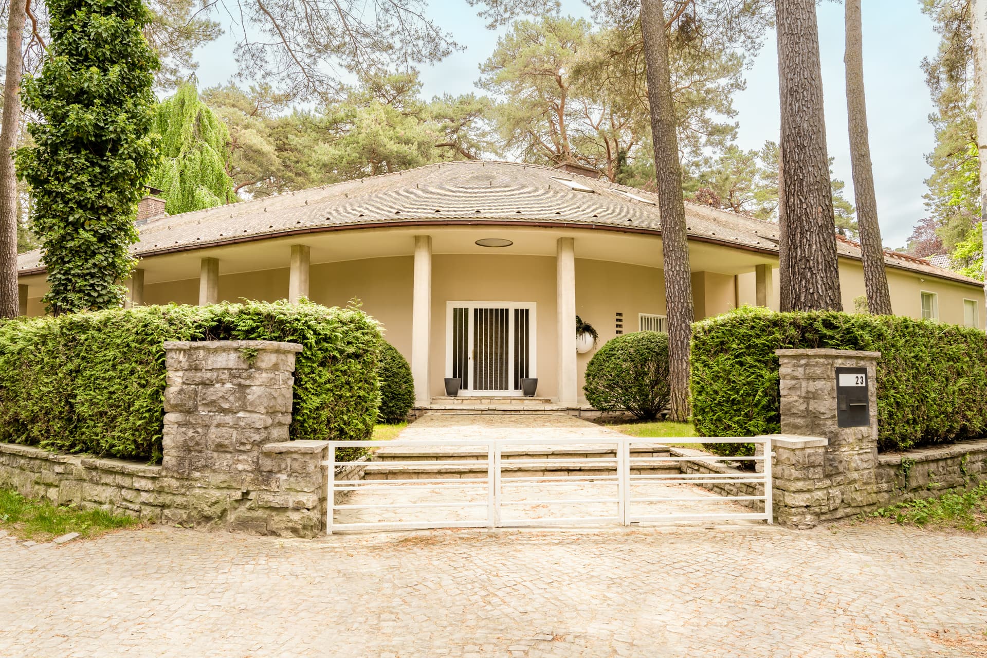 Historic Villa with 10 Rooms, 190 sqm of Terraces & 2,670 sqm Park Estate in Berlin-Dahlem - Image 14