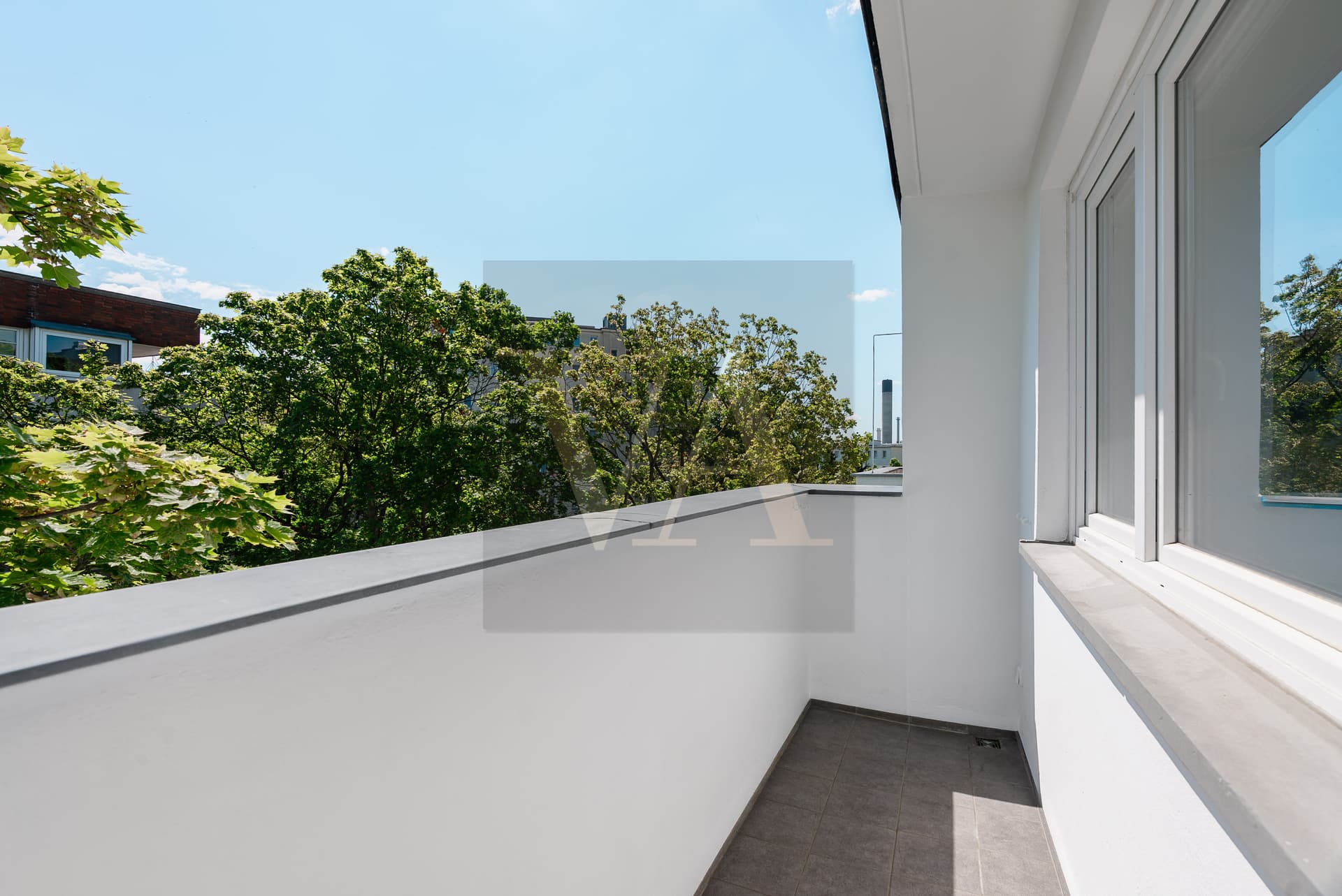 Bright City Apartment, top floor with a balcony—quiet living near Kudamm - Bild 16