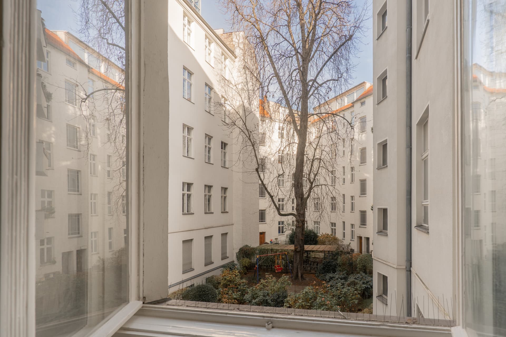 Spacious Historic Altbau Apartment with 7 Rooms in a Prime Berlin-Charlottenburg Location - Image 8