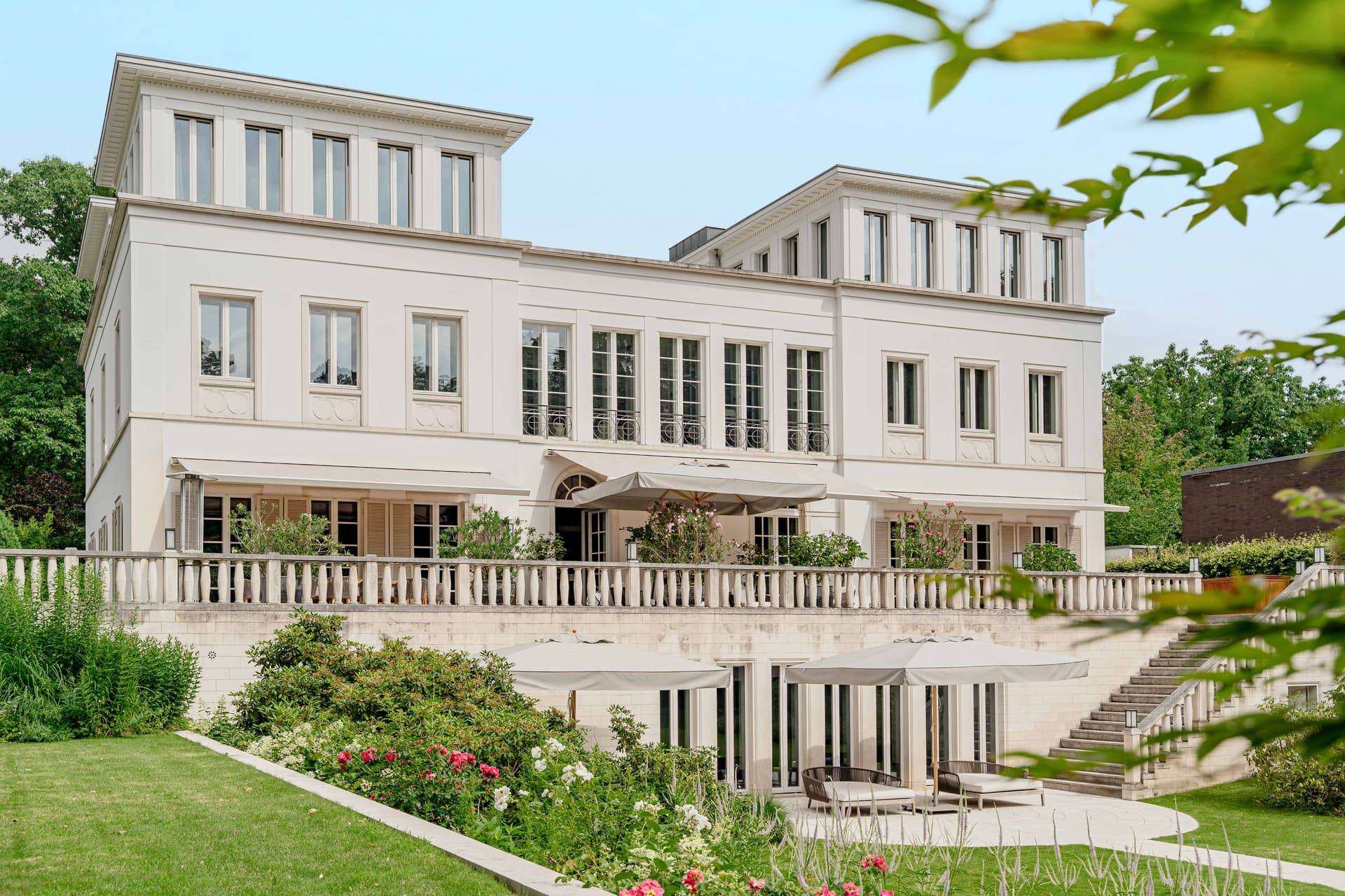 Grand Villa with Private Park & Spa – A Classical Masterpiece in Berlin-Dahlem - 图片 2