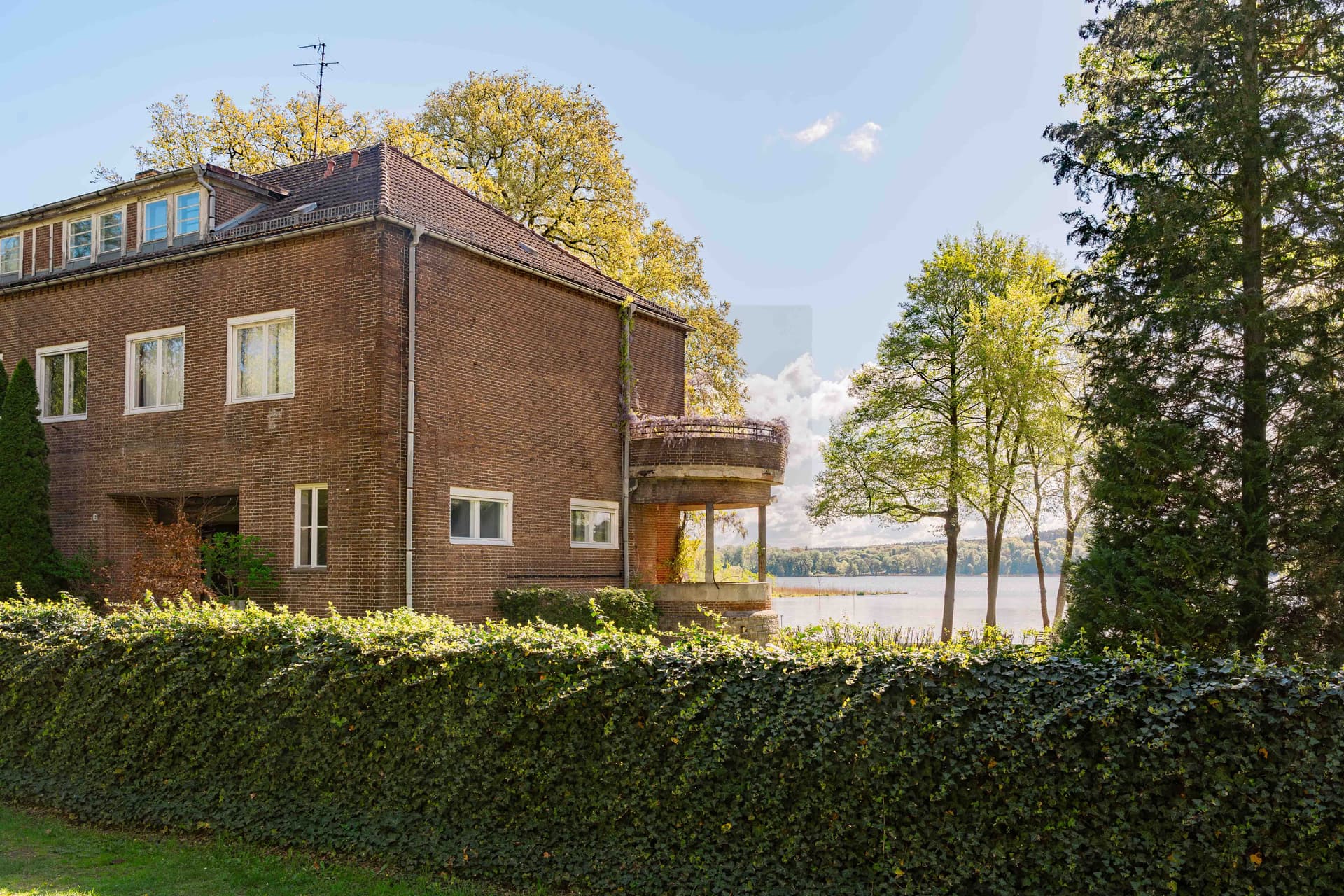 Villa Perlis – Historic Waterfront Estate with Private Park Grounds in Potsdam-Sacrow - Image 1