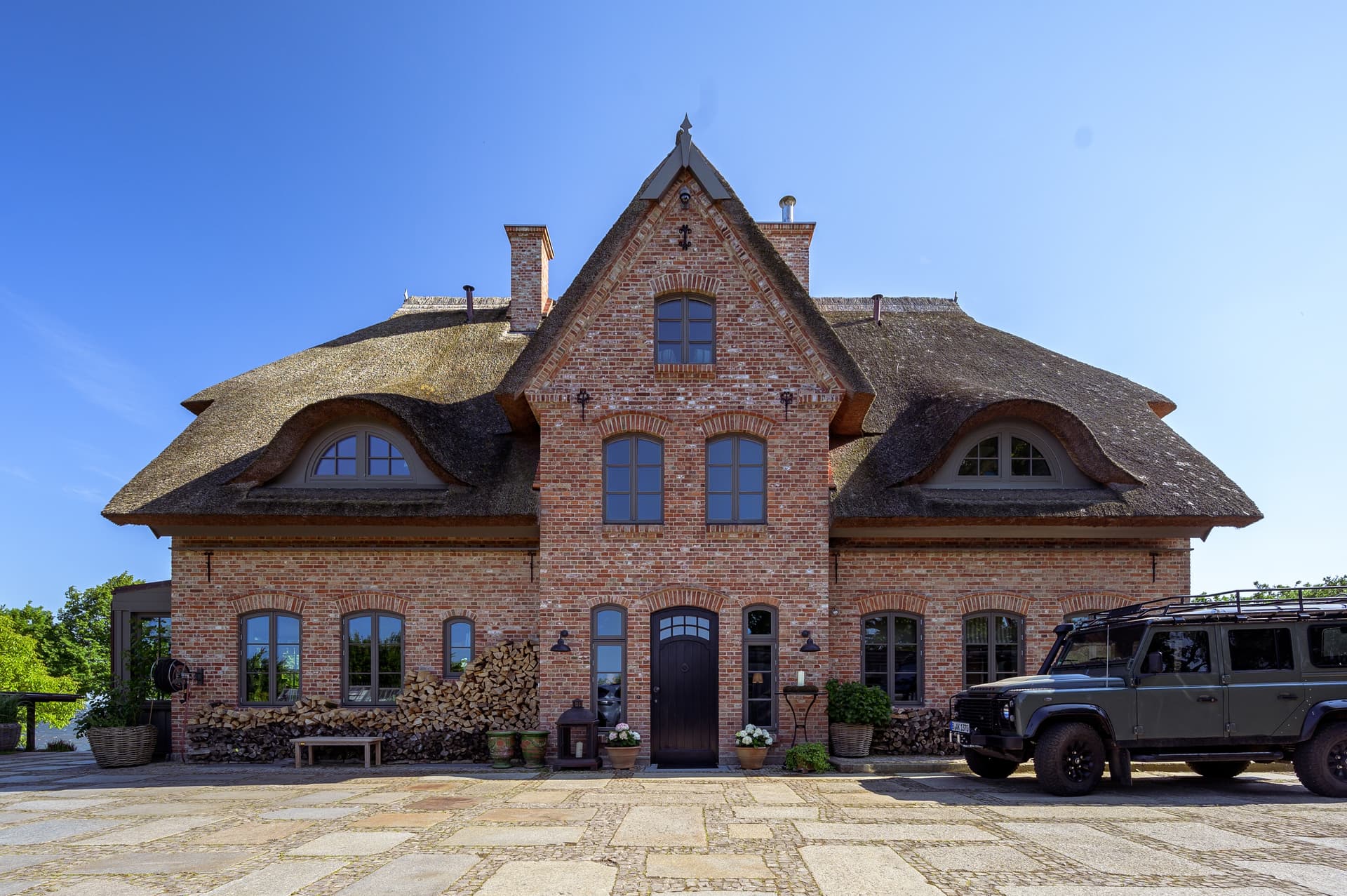 Exclusive Waterfront Estate with Spa & 19,000 m² Private Grounds - Image 1