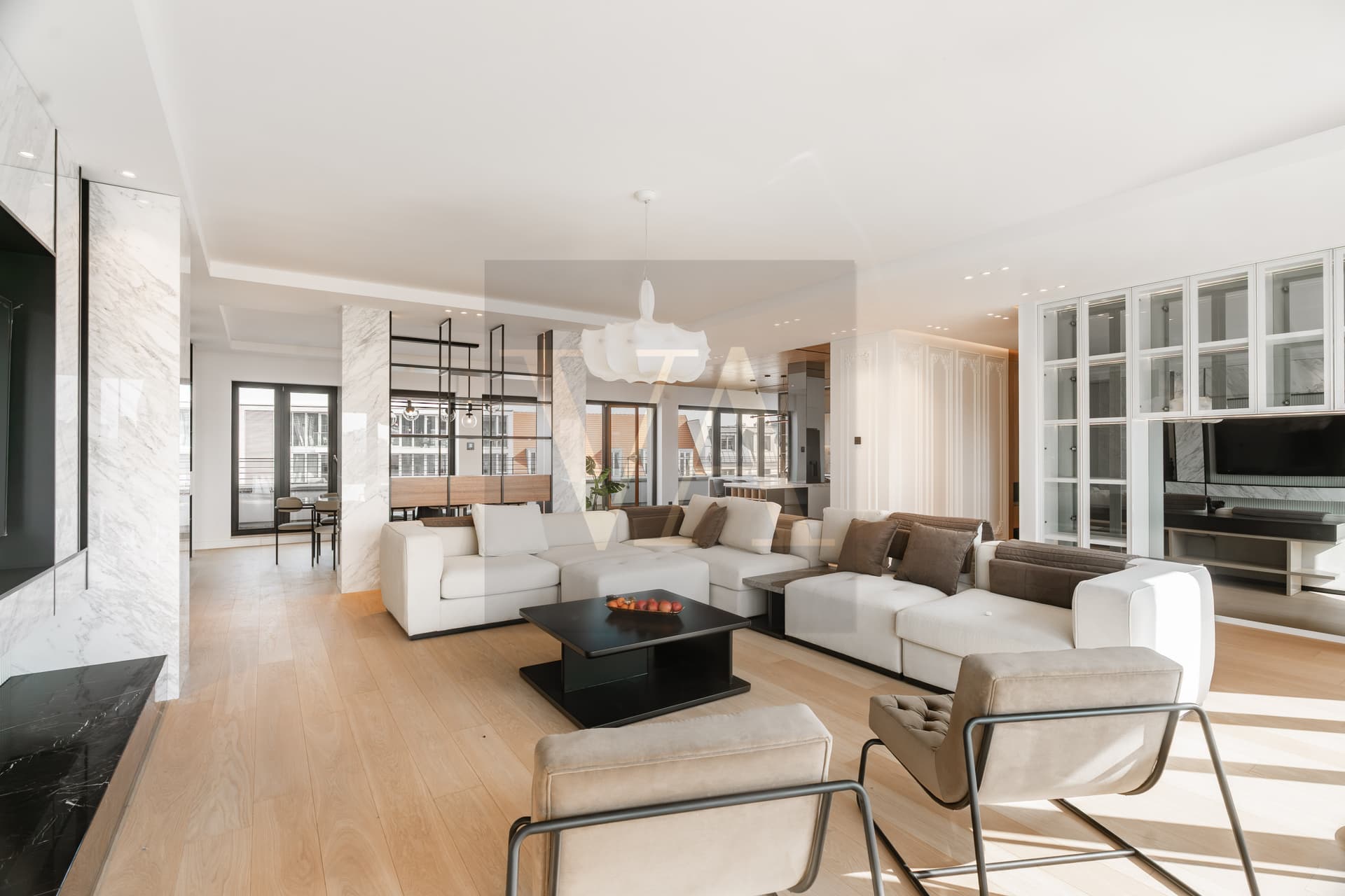 Luxury Living in Berlin’s Heart – Terrace, Views & Iconic Location - Image 3