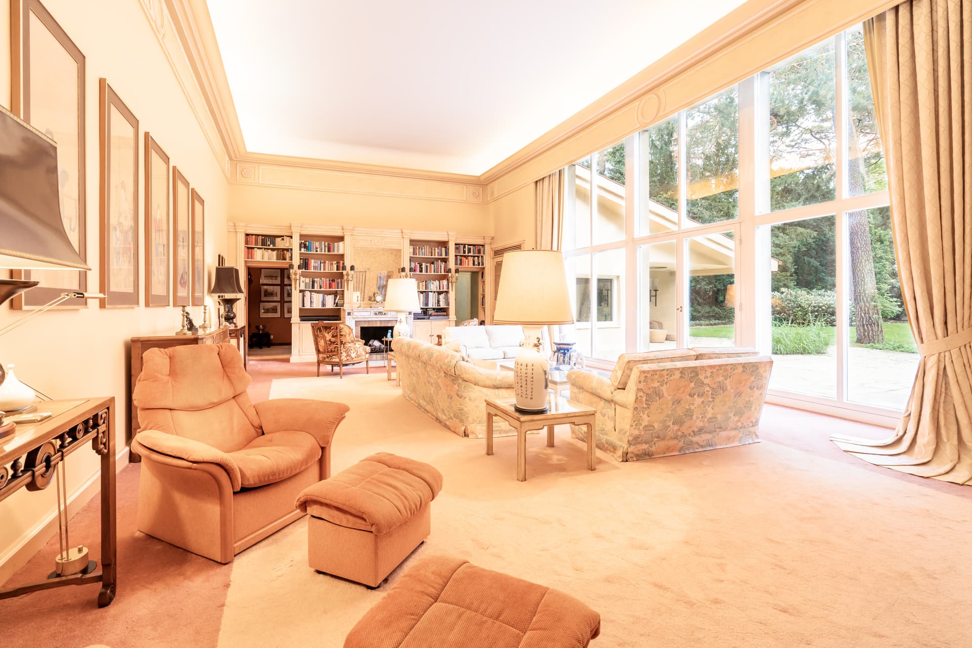 Historic Villa with 10 Rooms, 190 sqm of Terraces & 2,670 sqm Park Estate in Berlin-Dahlem - Image 2