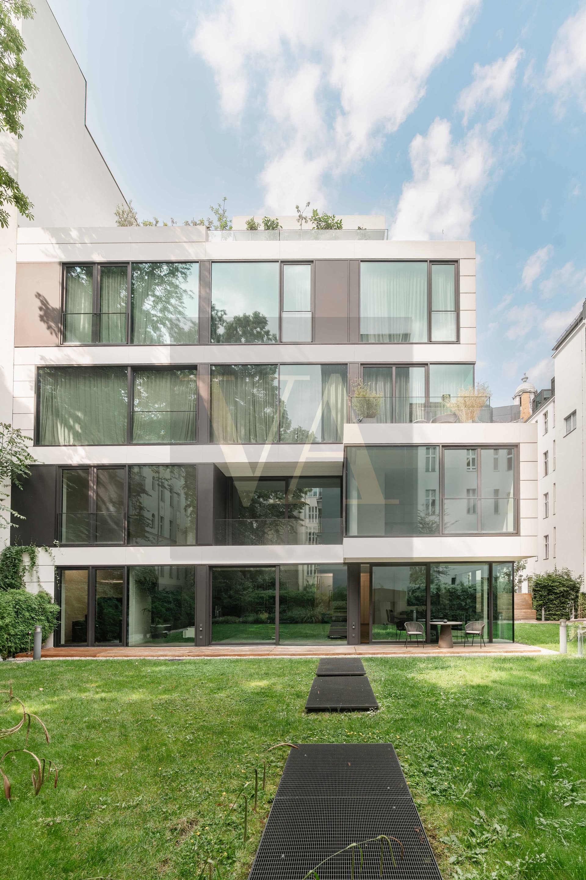 „Elegantes Gartenhaus-Apartment mit Terrasse in Toplage Charlottenburgs“