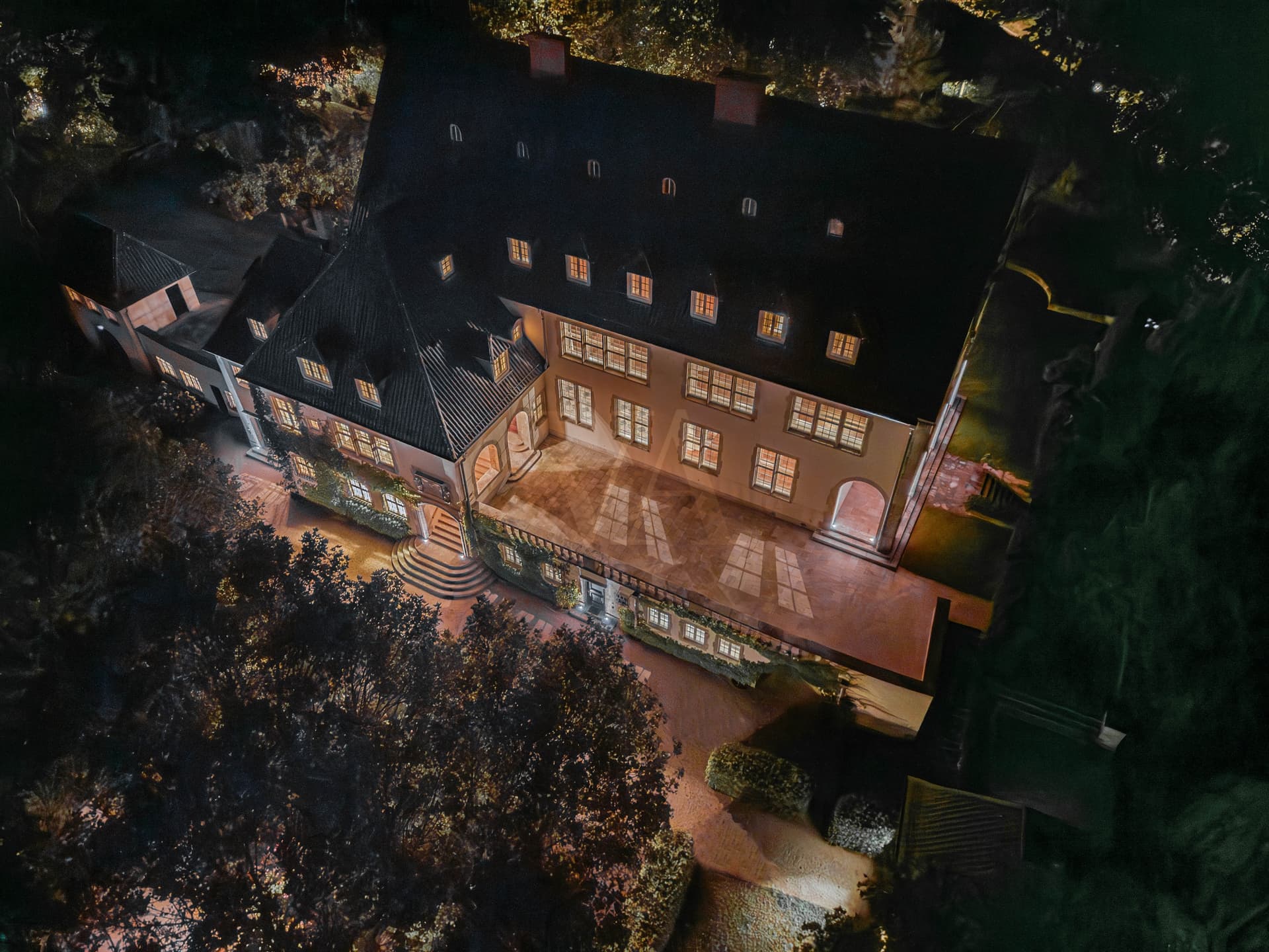 The Eternal Allure of Historic Luxury, a Crown Jewel of Berlin - Image 2