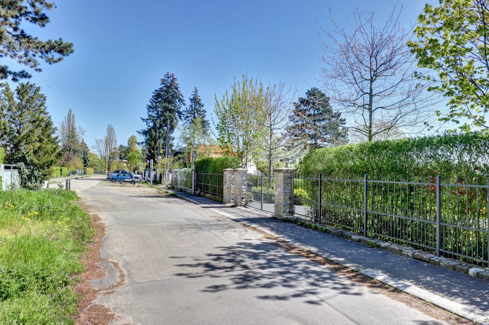 Exclusive Waterfront Villa in Berlin-Wannsee with Private Spa, Pool & Boathouse - Image 2