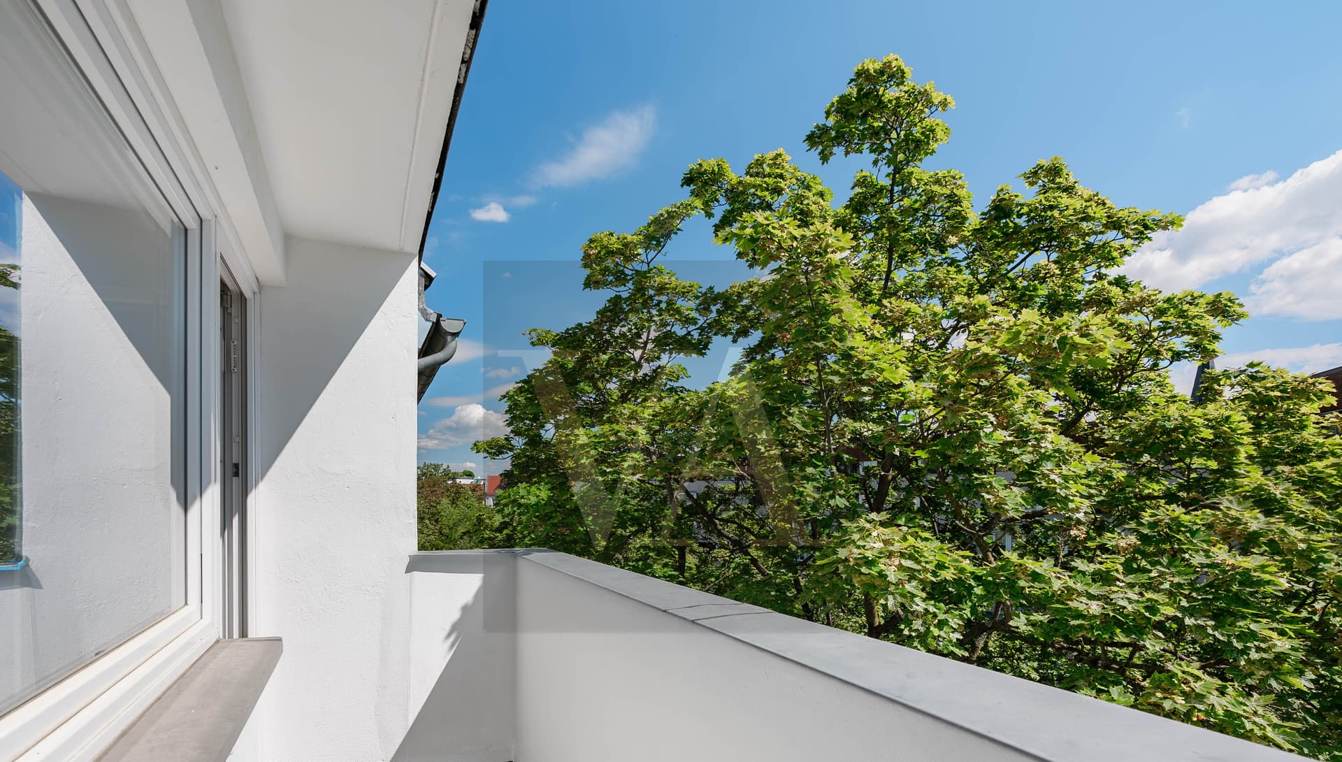 Bright City Apartment, top floor with a balcony—quiet living near Kudamm - Bild 1