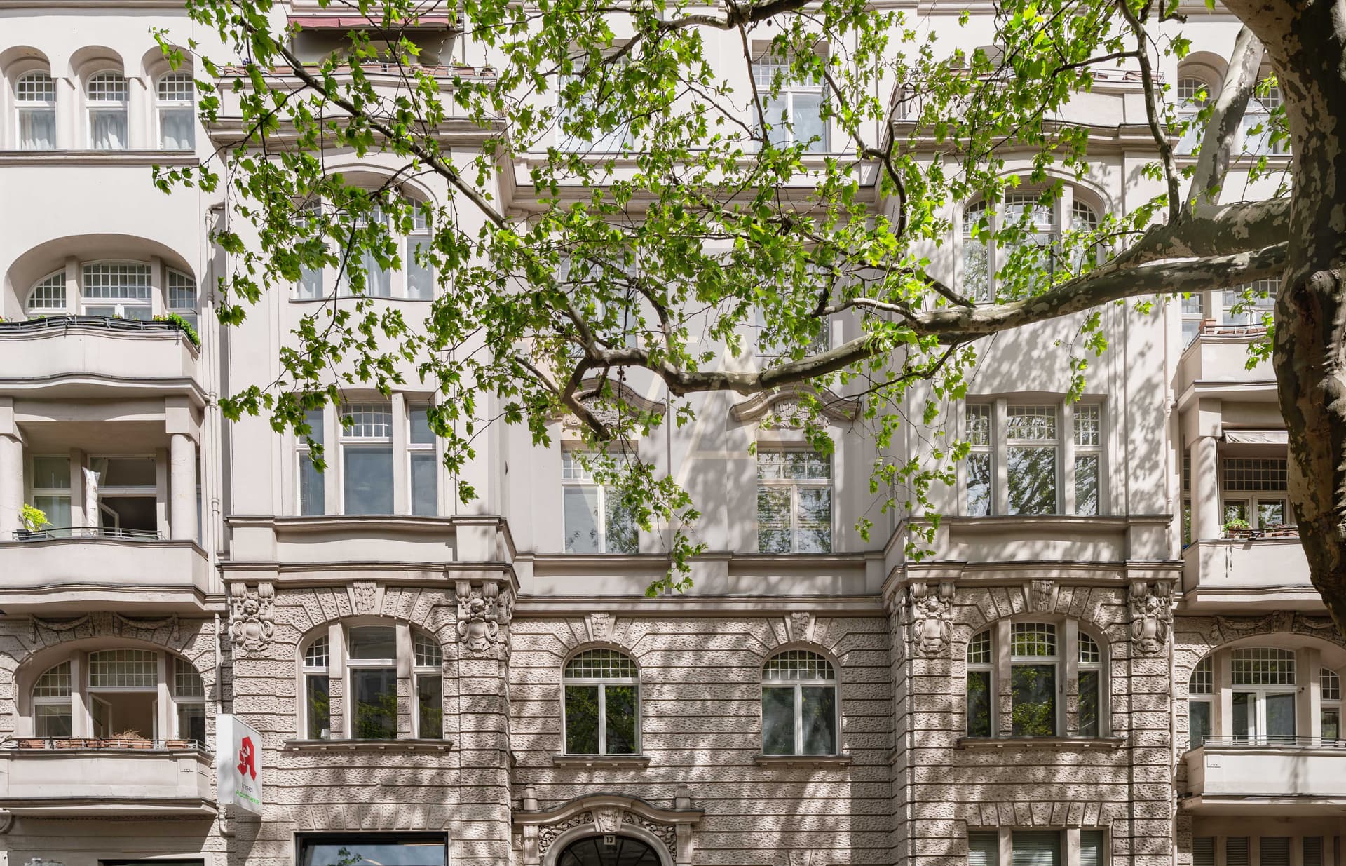 Representative Altbau Apartment with 8 rooms in Berlin Charlottenburg