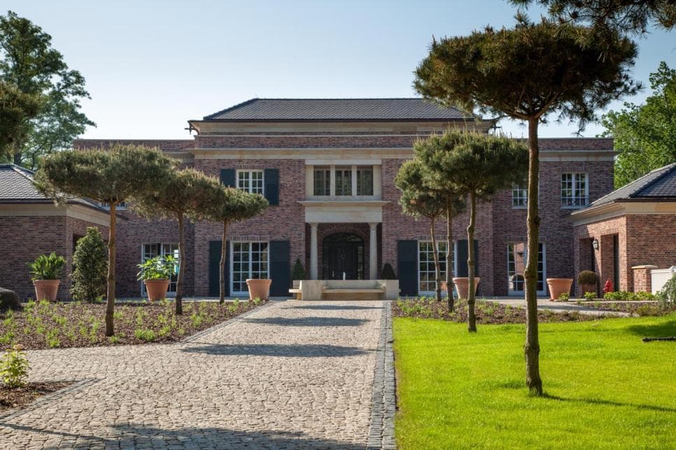 "Villa Imchenallee – Exklusives Anwesen am Wasser mit Wellness- und Gästehaus"