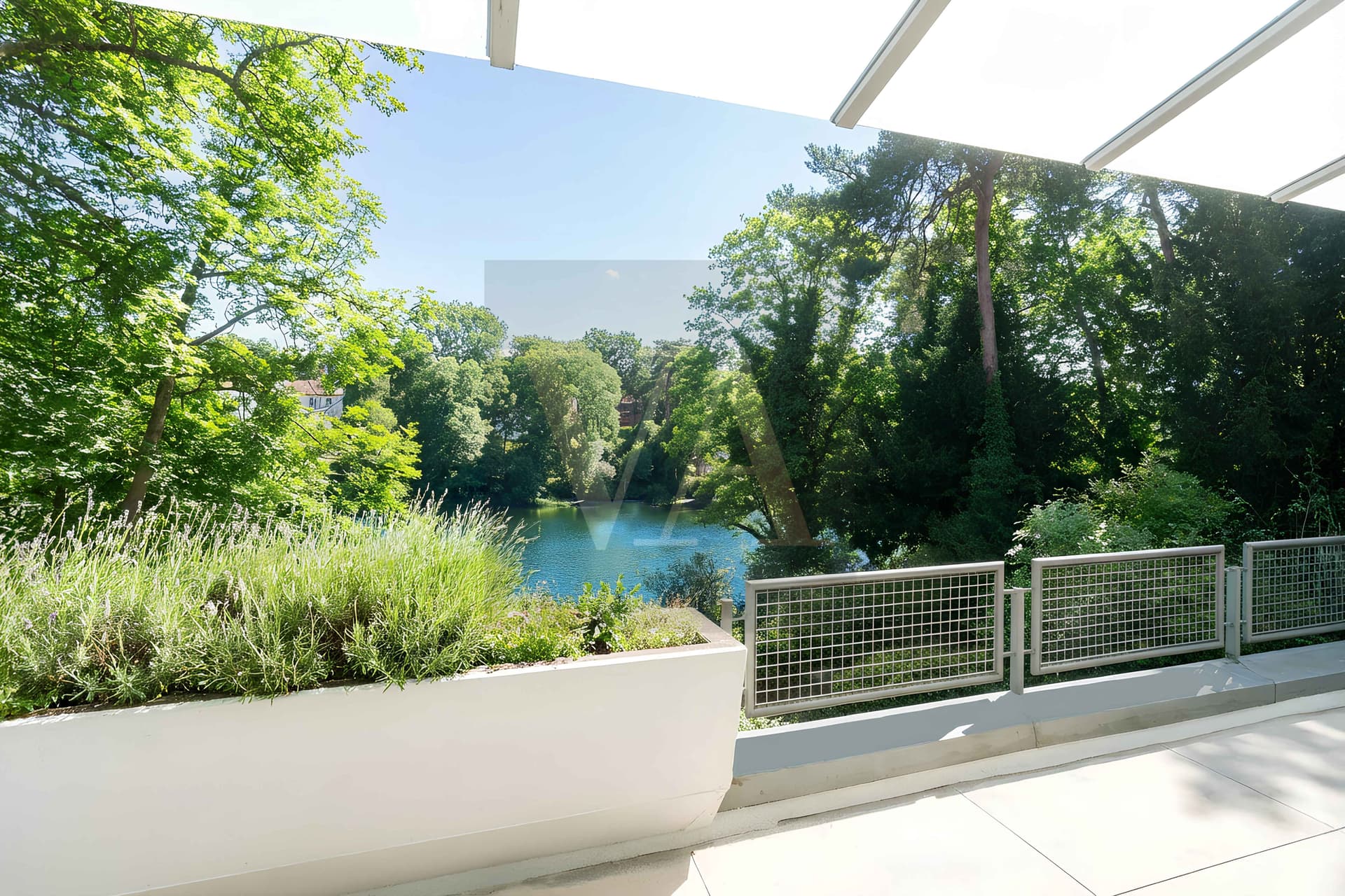 Directly at Hubertussee – Exclusive Waterfront Townhouse