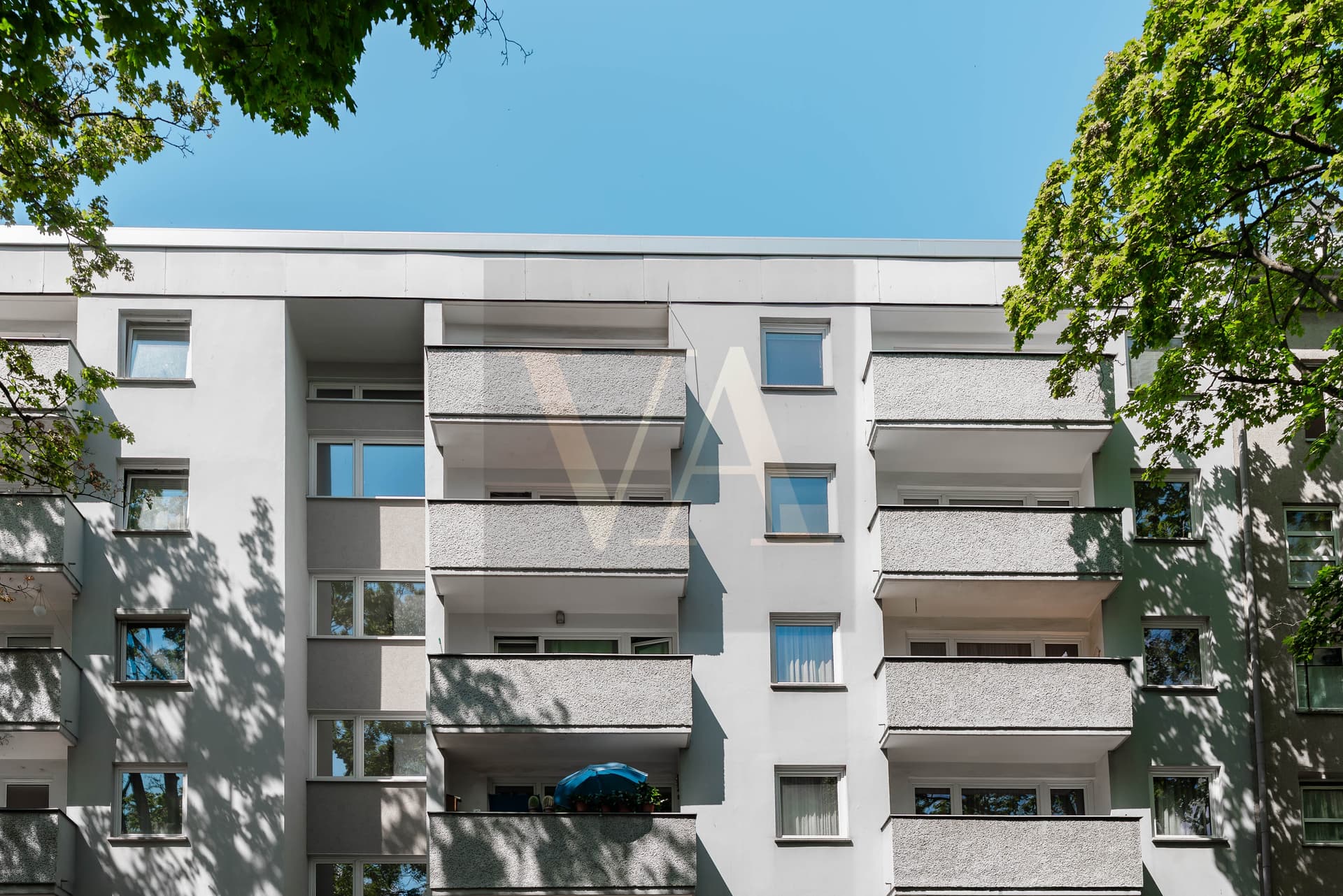 Bright City Apartment, top floor with a balcony—quiet living near Kudamm - Bild 2