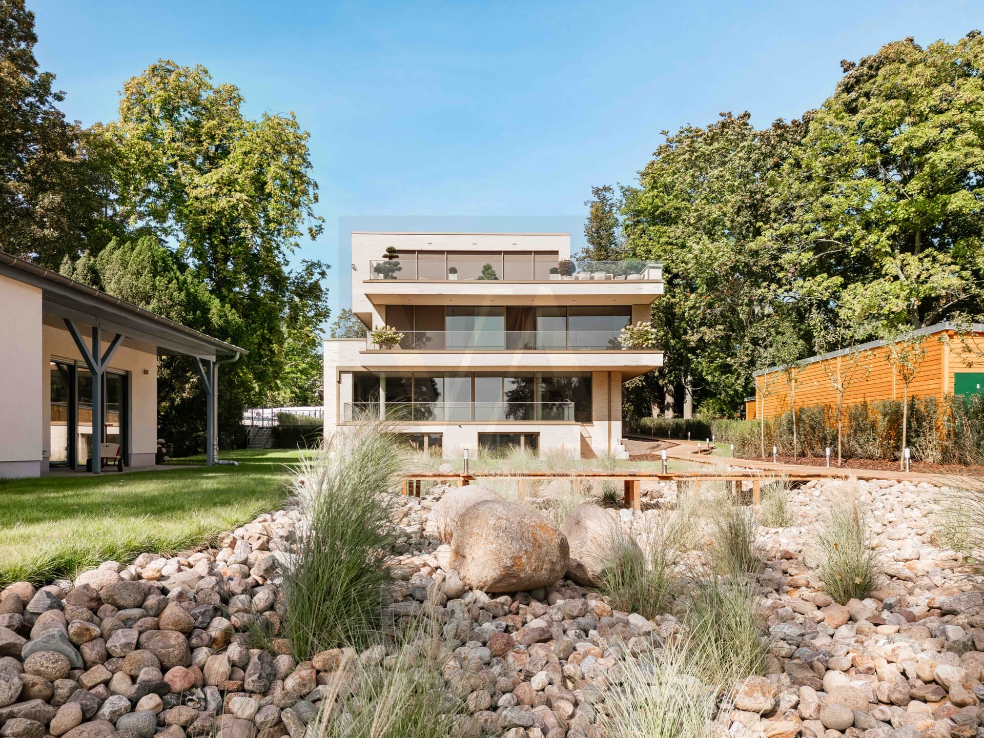 Designer Luxury Residence on the First Waterfront Line at Großer Wannsee with Private Parking - Image 2