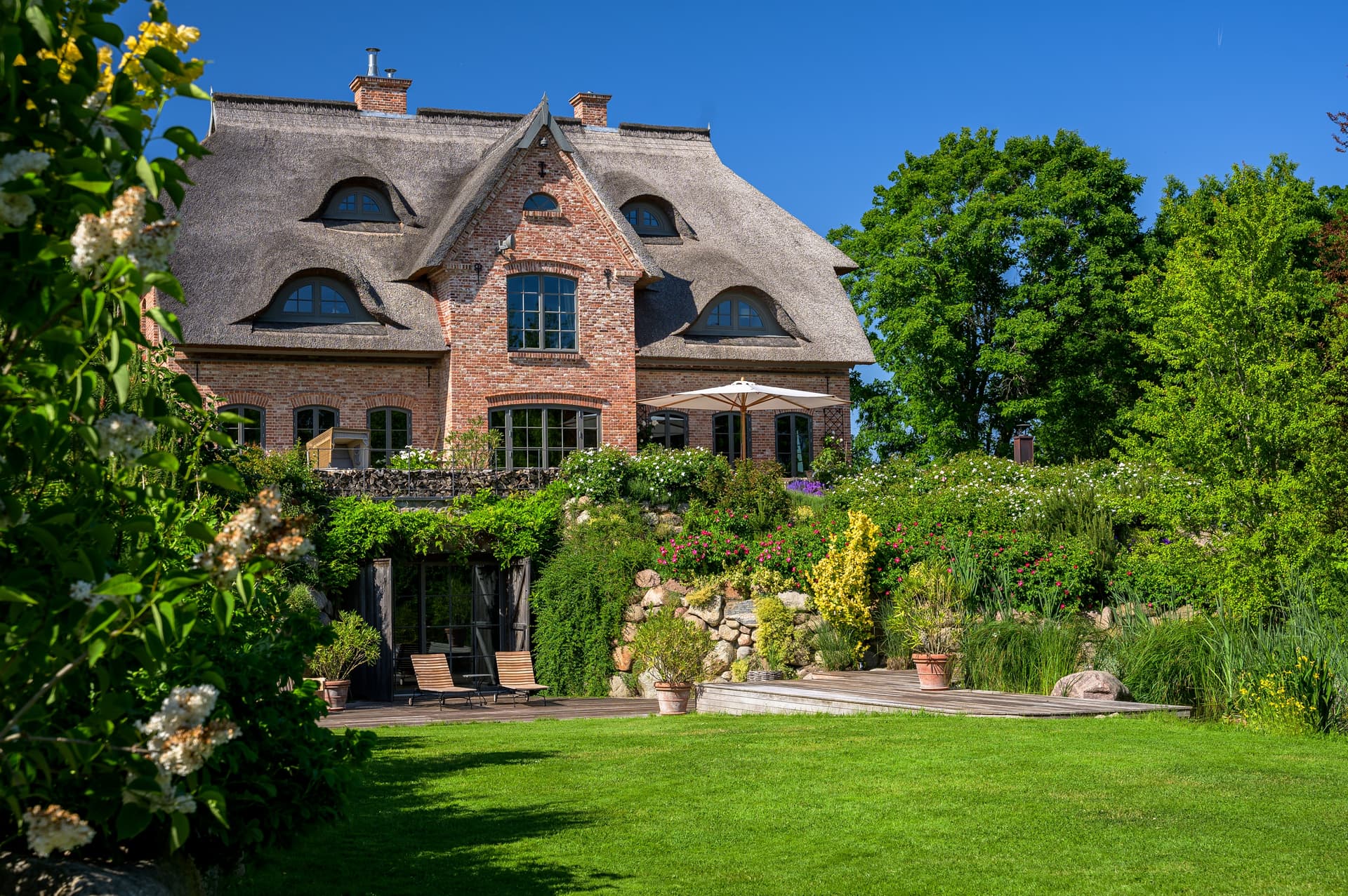 Exclusive Waterfront Estate with Spa & 19,000 m² Private Grounds - Image 2