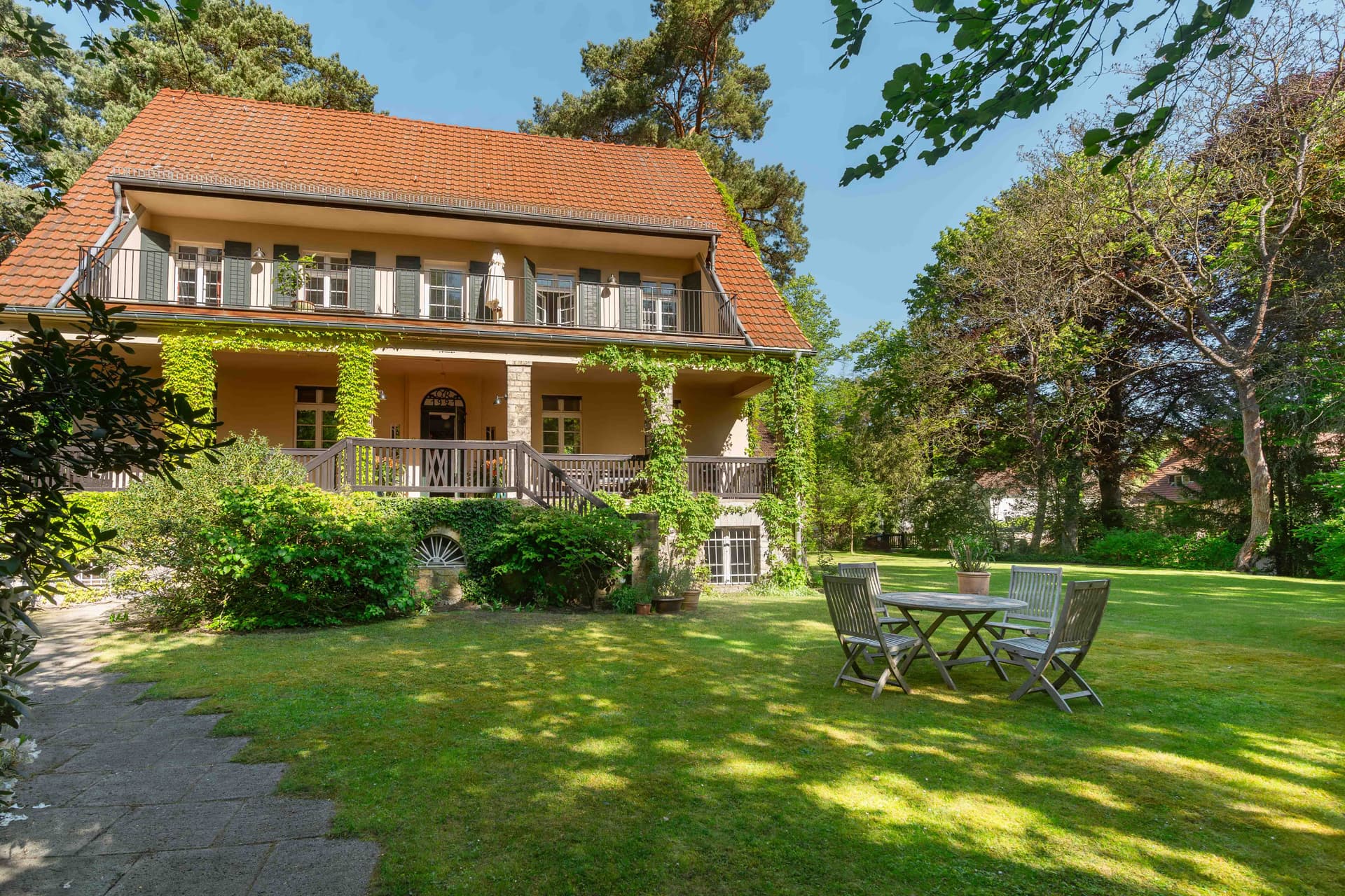 Villa Waltharistraße – Family Residence with Expansive Garden in Berlin-Wannsee’s Green Paradise