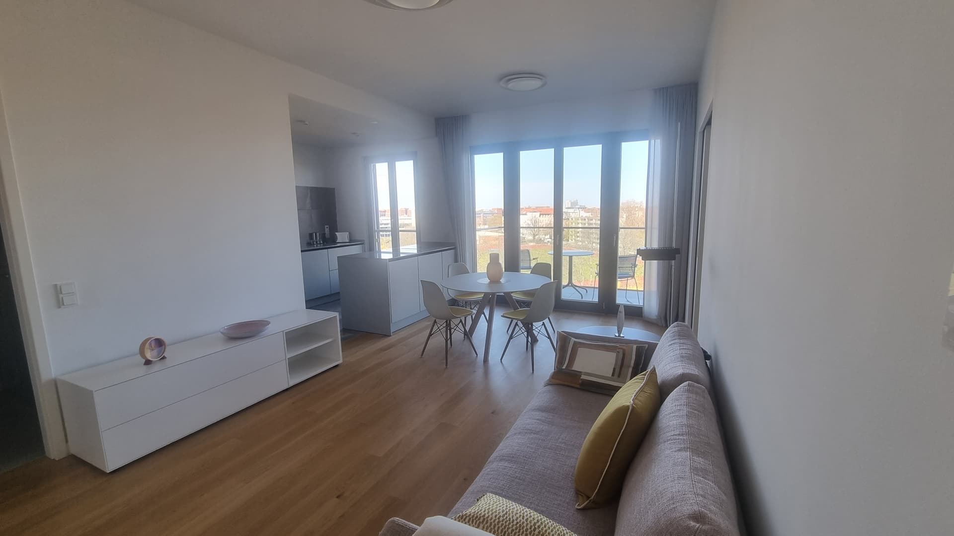 Modern 2-Bedroom Apartment with Balcony on the 7th Floor in Berlin-Charlottenburg