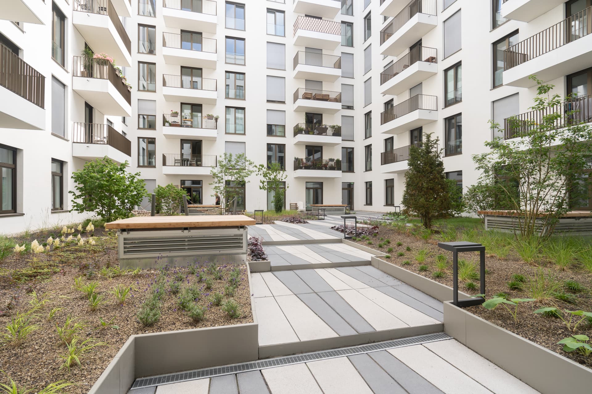 East Side Gallery: Elegant Apartment with Concierge & Balcony