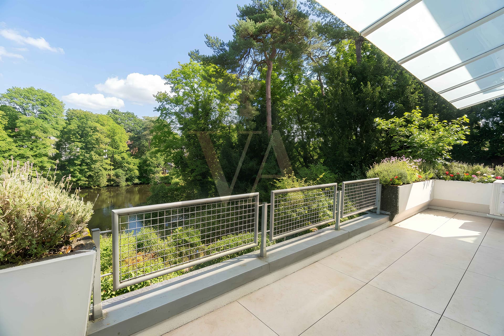 Directly at Hubertussee – Exclusive Waterfront Townhouse