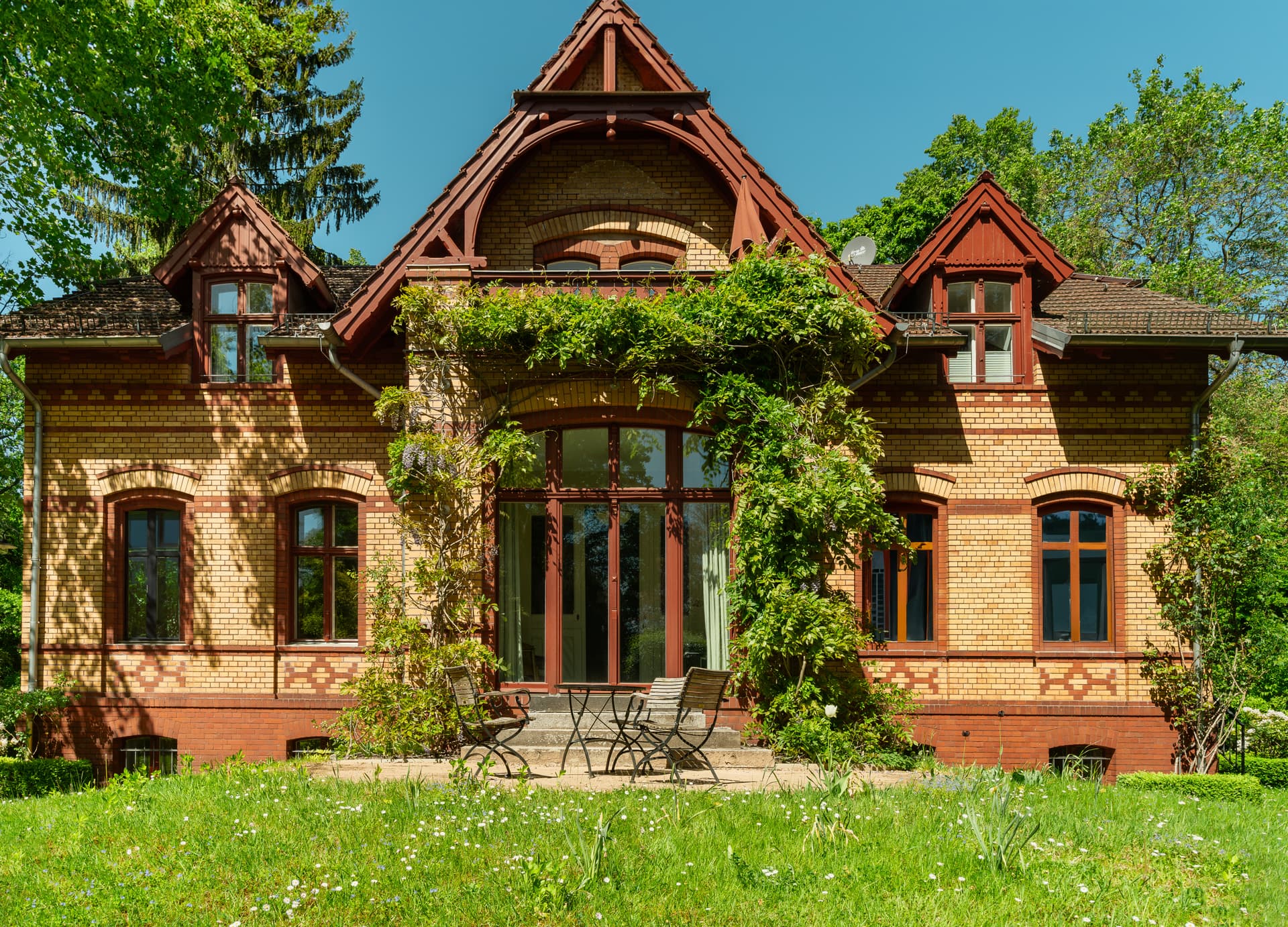 Historic Luxury Villa near Lake Sacrow with 2,900 m² Private Park Garden - Image 2