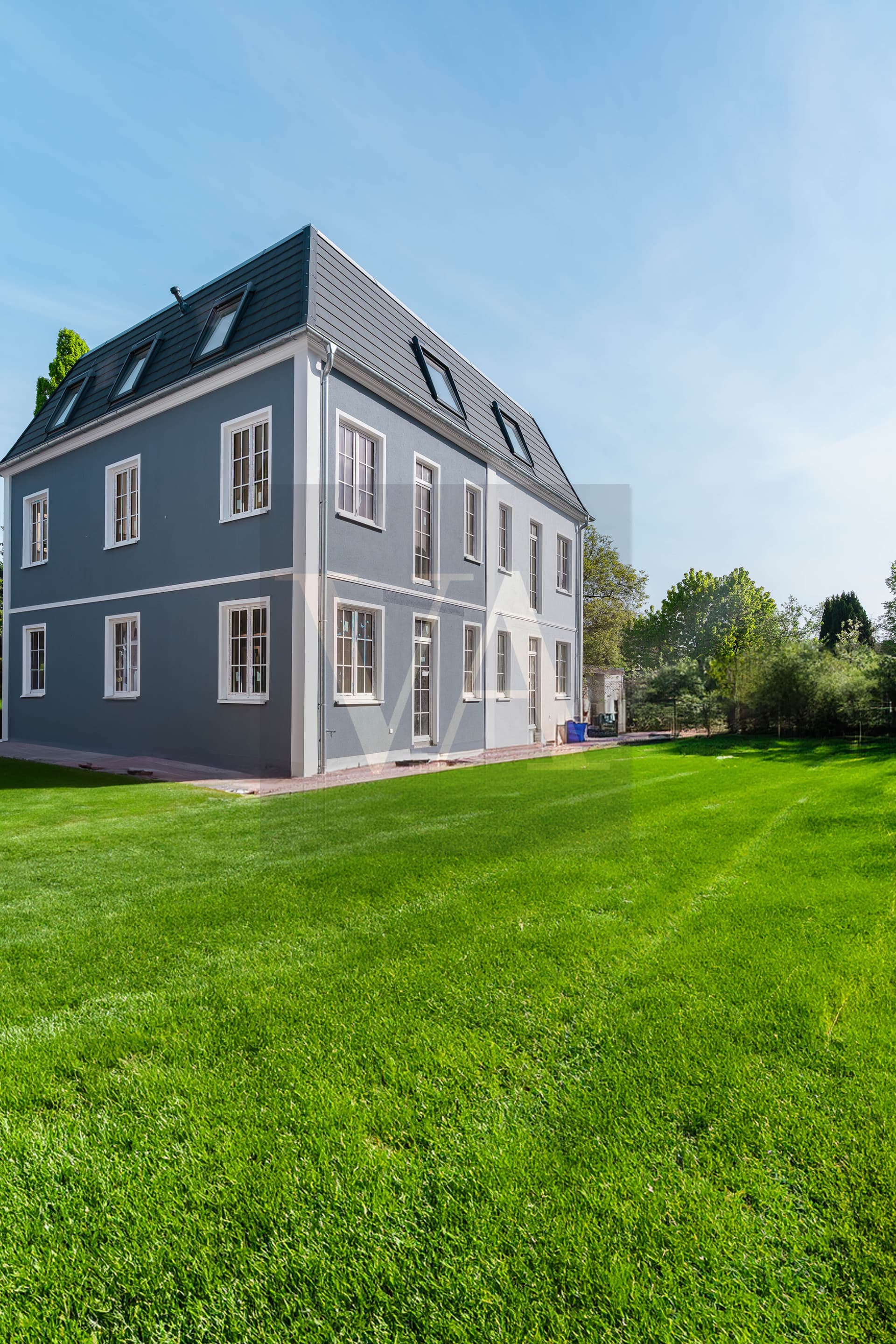 Modern Townhouse Villa with Garden & 5 Bathrooms in Berlin-Lichterfelde – Family-Friendly Living Near Otto-Lilienthal-Park