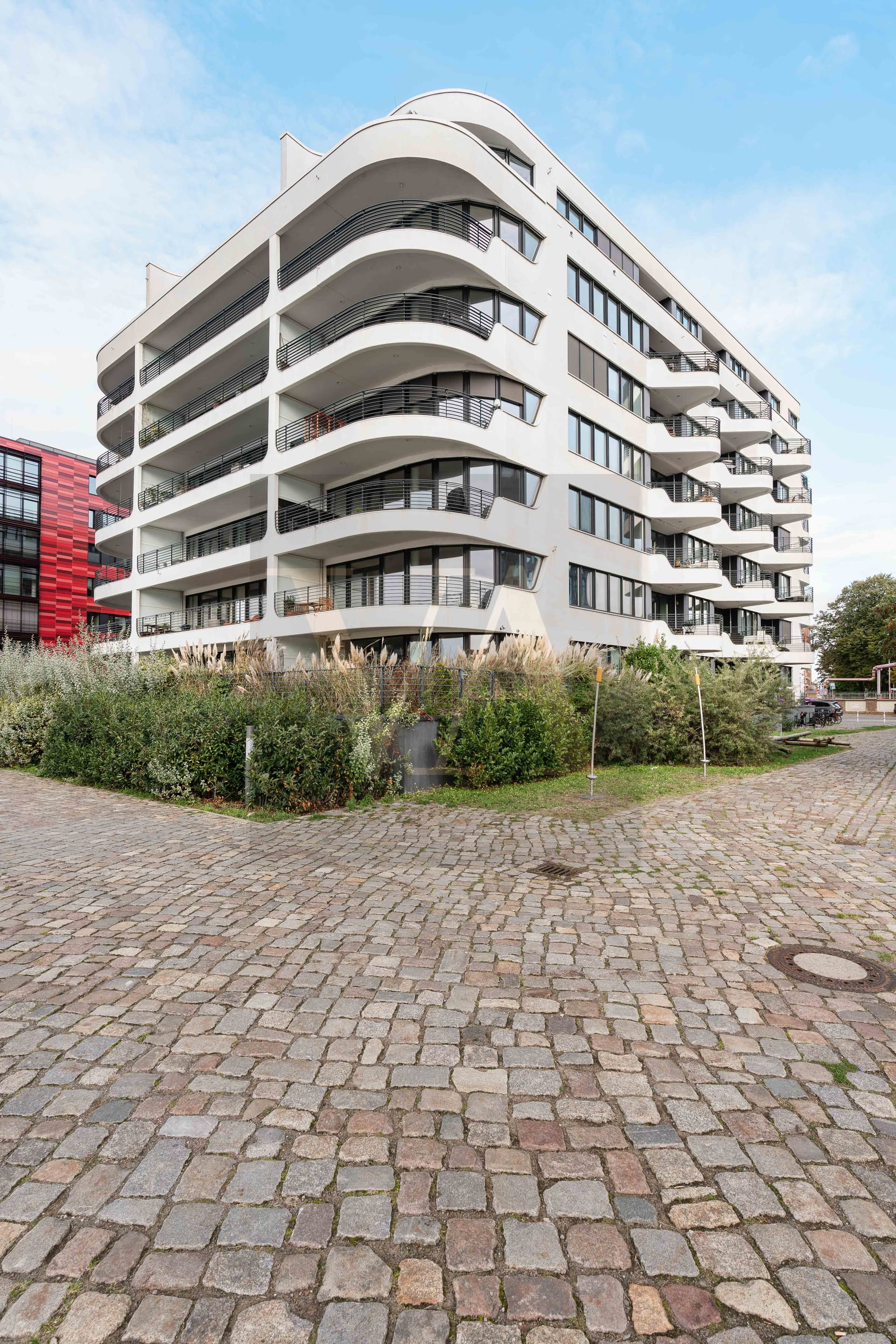 „The White Penthouse – Design-Meisterwerk mit Wasserblick und Dachterrasse an der Spree“ - Image 1