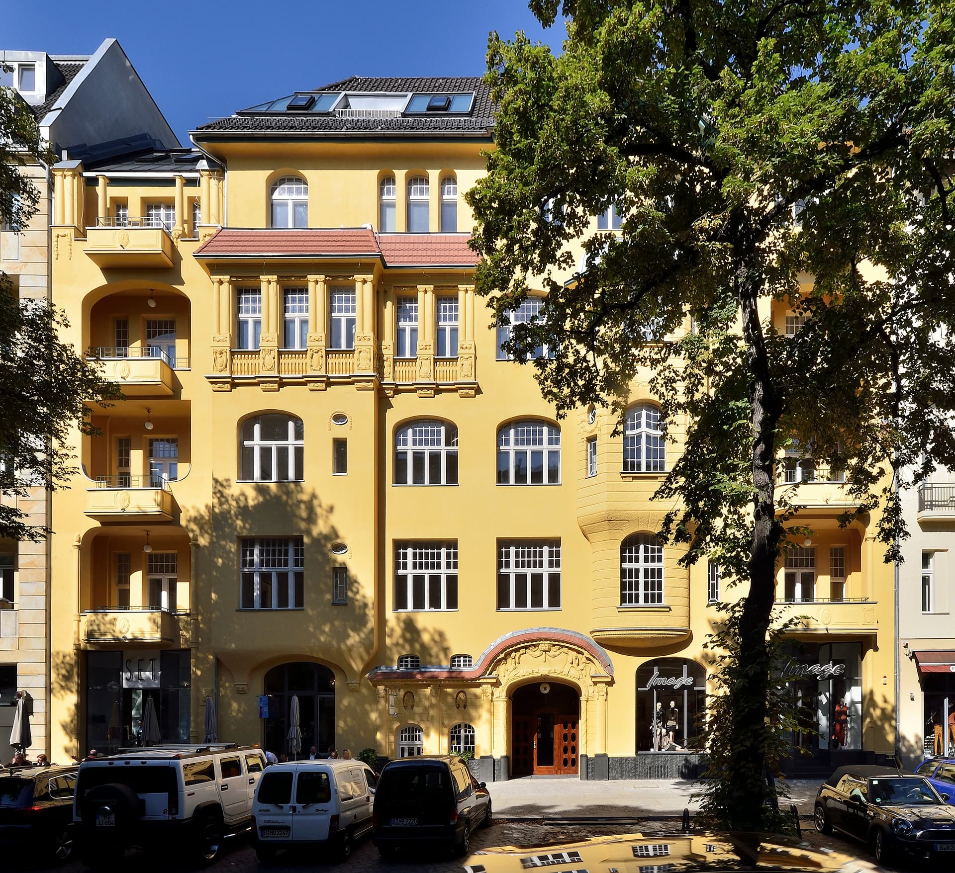 Representative Residence with Two Suites and One Studio, Offering a Total of Eight Principal Rooms - Image 3