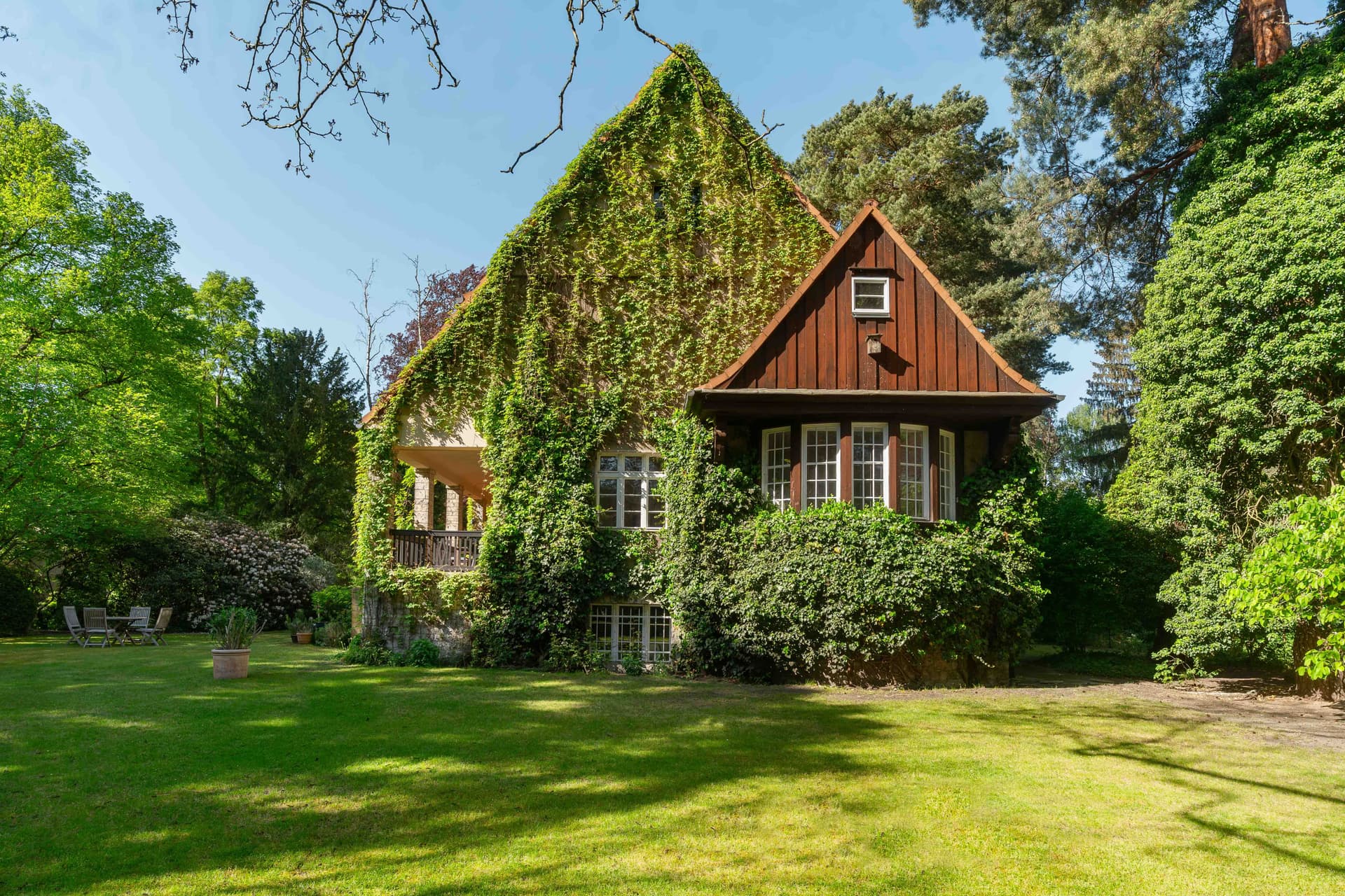 Villa Waltharistraße – Family Residence with Expansive Garden in Berlin-Wannsee’s Green Paradise - Image 3