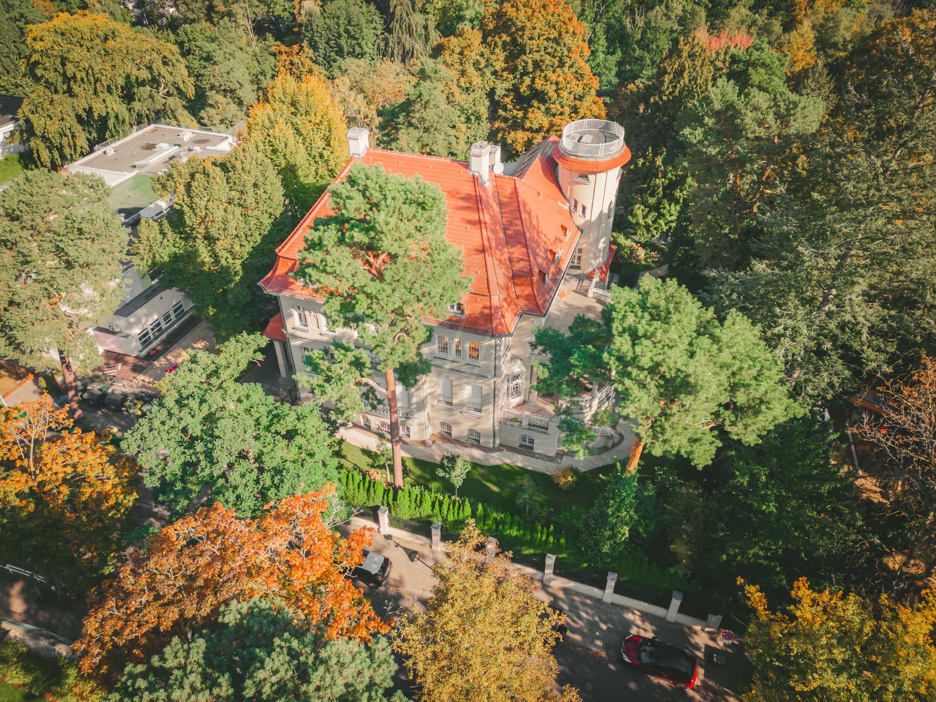 Monumental Art Nouveau Estate on a Prestigious Lakefront Plot in Berlin-Grunewald - Image 3