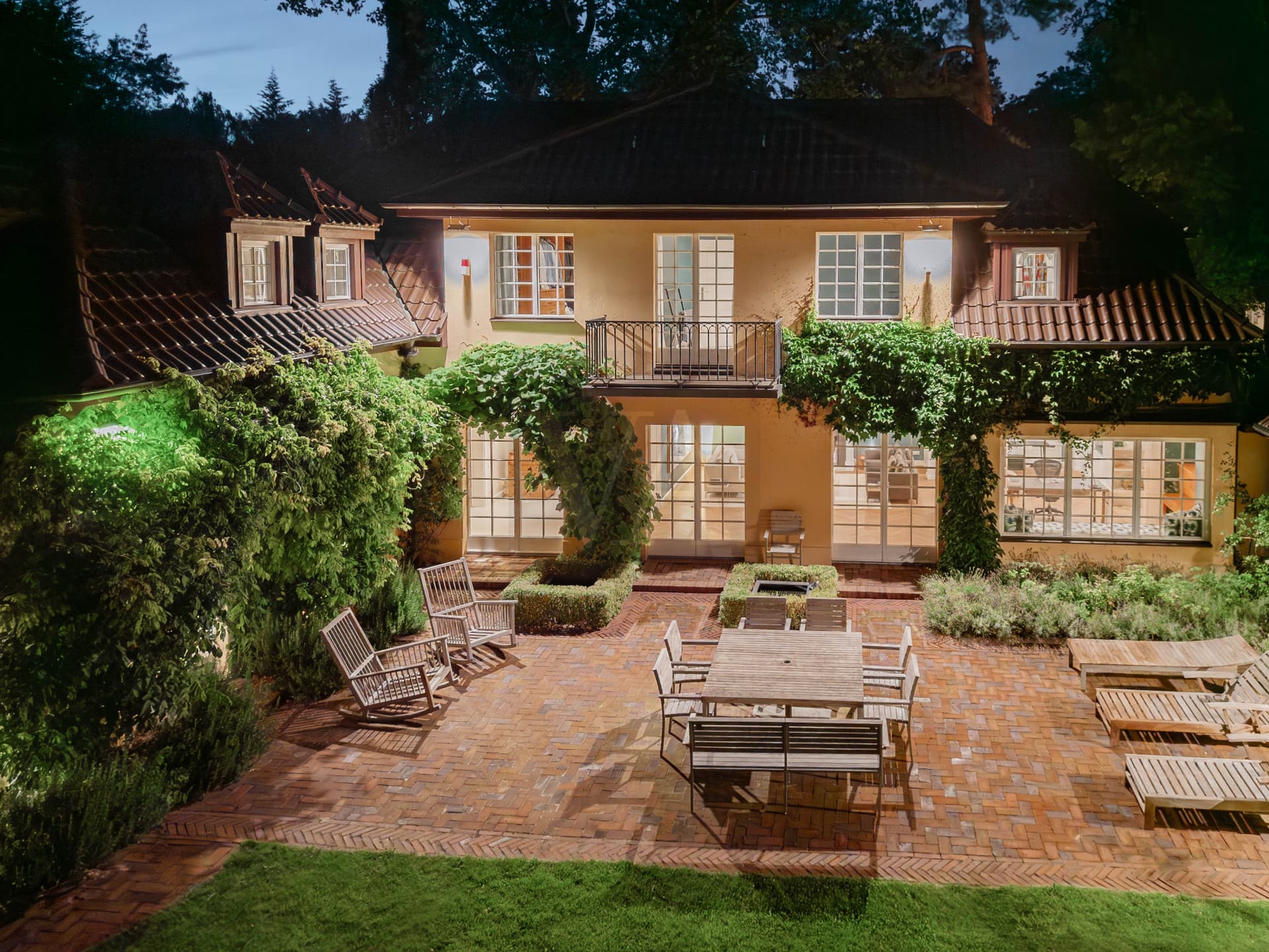 Grunewald's Lake side oasis an elegant retreat of distinct luxury - Image 2